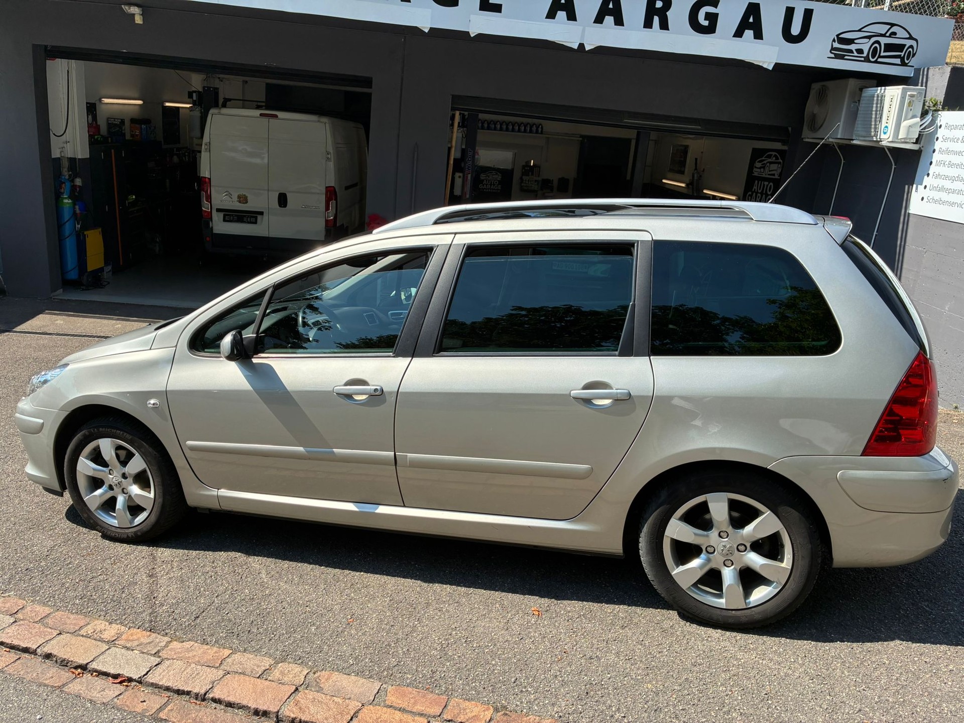 PEUGEOT 307 SW 2.0 16V Premium-image-7