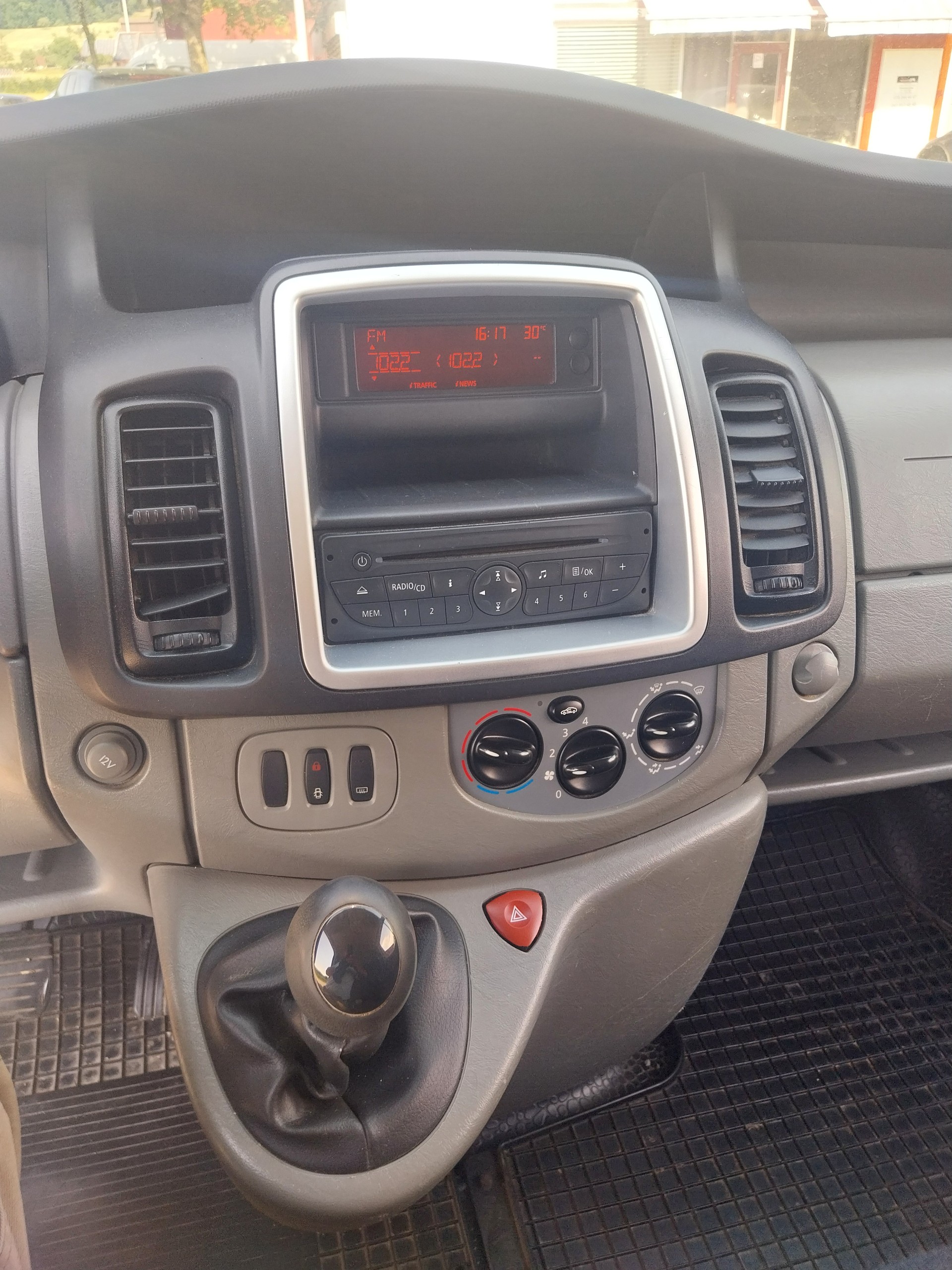 RENAULT Trafic 2.0 dCi Eco Grand Passenger Authentique-image-12