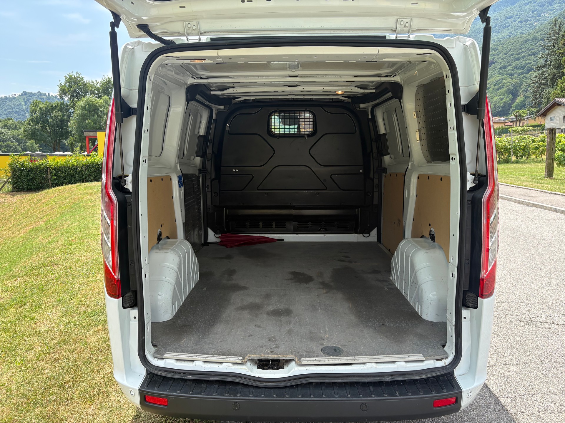 FORD Transit Custom Van 320 L1H1 Trend A-image-10