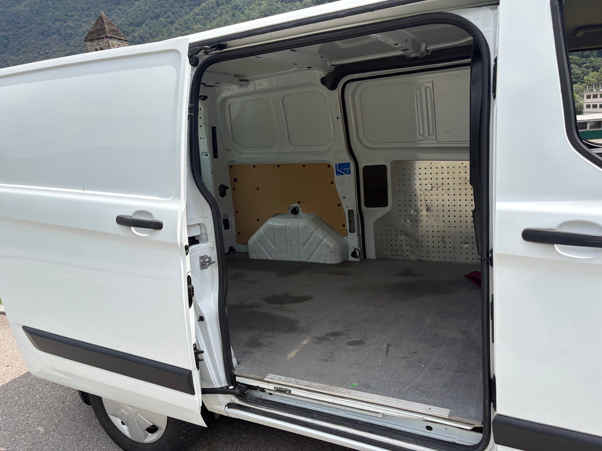 FORD Transit Custom Van 320 L1H1 Trend A-image-11