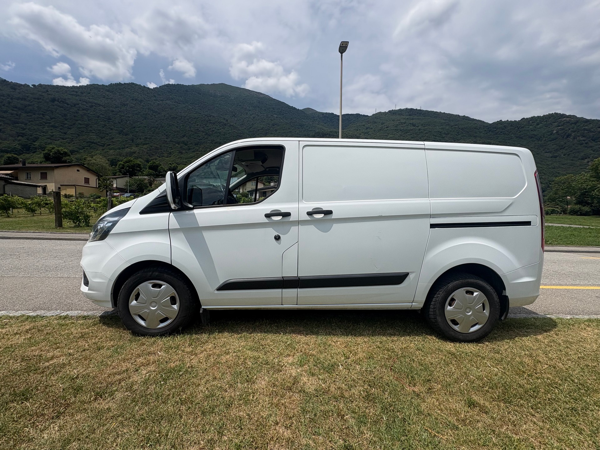 FORD Transit Custom Van 320 L1H1 Trend A-image-4