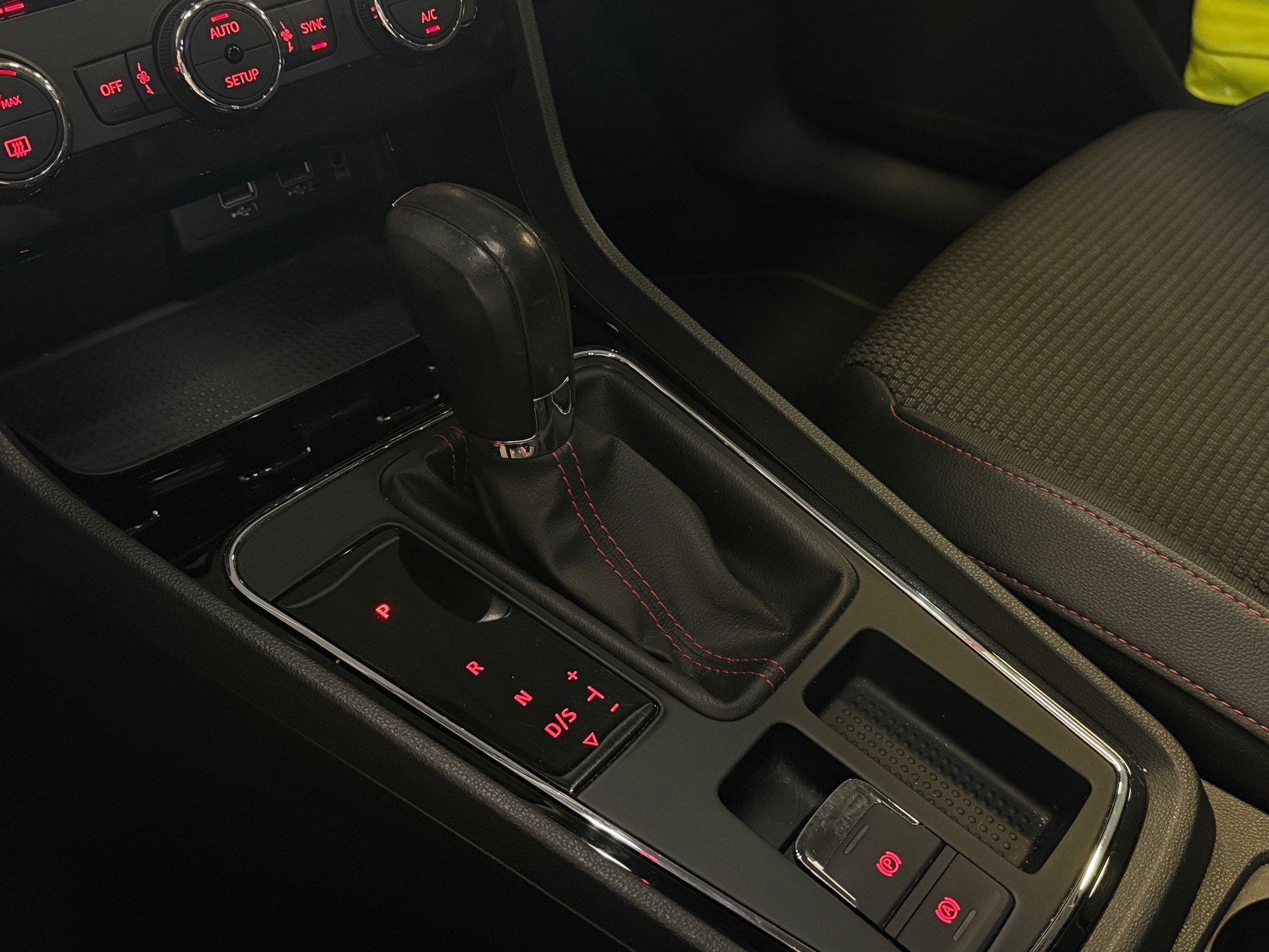 SEAT Leon ST 1.8 TSI FR DSG-image-8