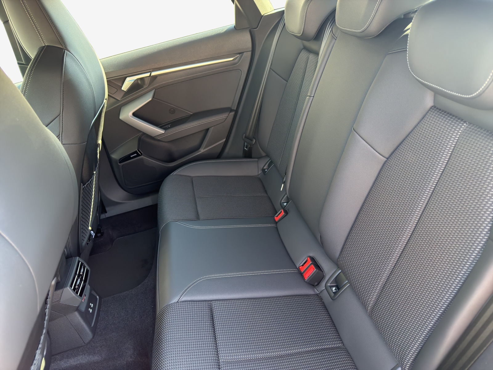 AUDI A3 Sportback TFSI e 200 kW S line Attraction S tronic-image-11