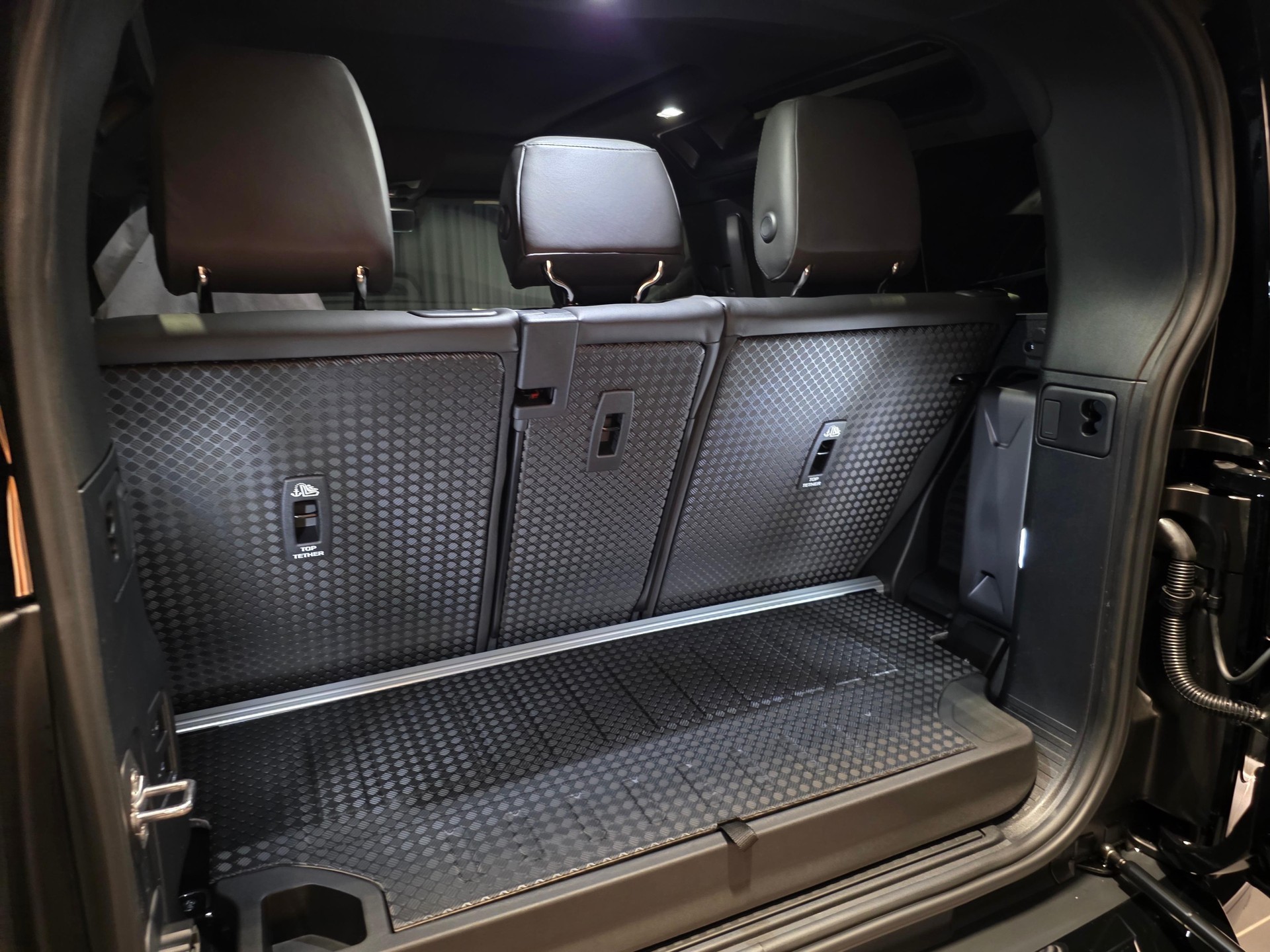 LAND ROVER Defender 90 3.0 D I6 350 X-Dynamic HSE-showroom-element-3