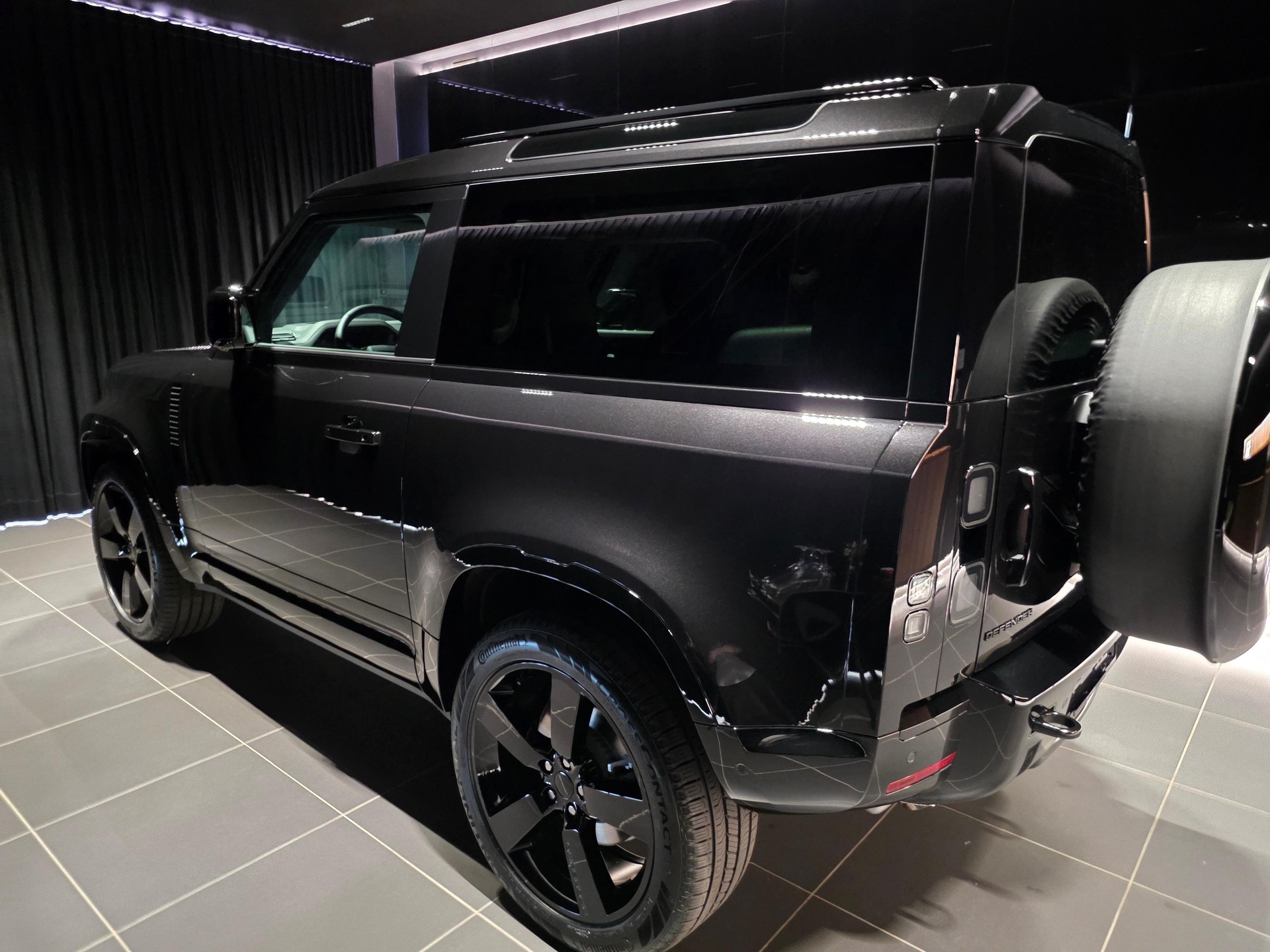 LAND ROVER Defender 90 3.0 D I6 350 X-Dynamic HSE-showroom-element-1