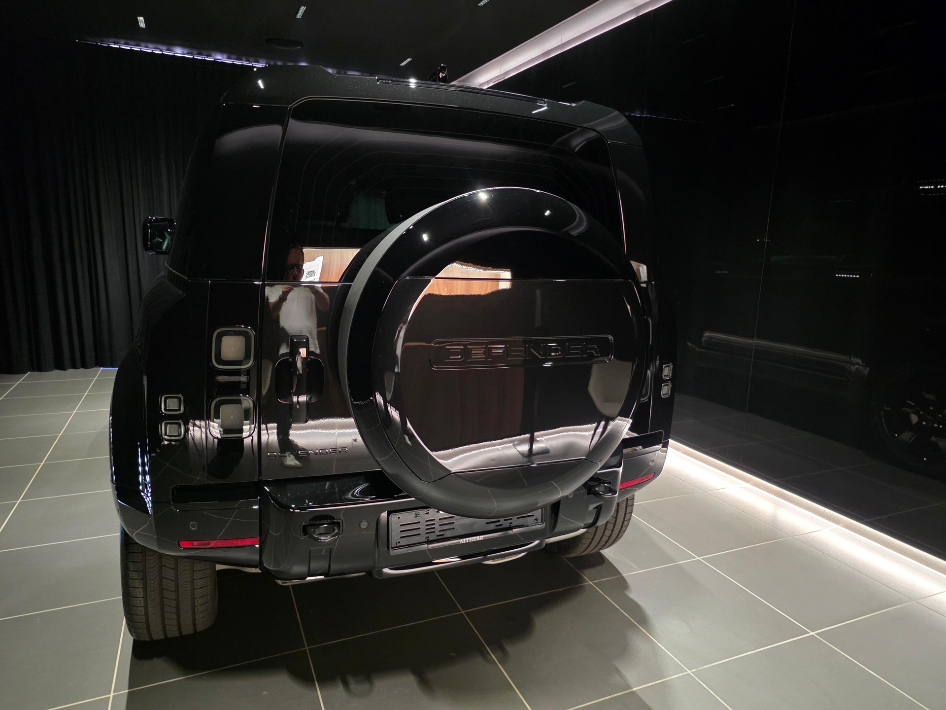 LAND ROVER Defender 90 3.0 D I6 350 X-Dynamic HSE-showroom-element-2