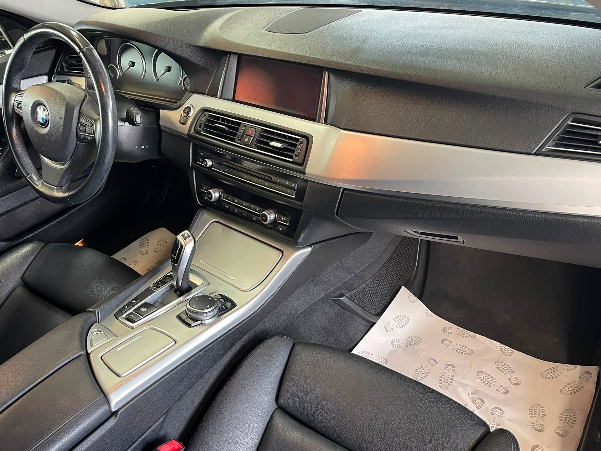 BMW 528i Touring xDrive Luxury Line Steptronic | CH-Auto | Frisch MFK | AHK 2t. | Navi | HUD | RF-Kamera-image-8