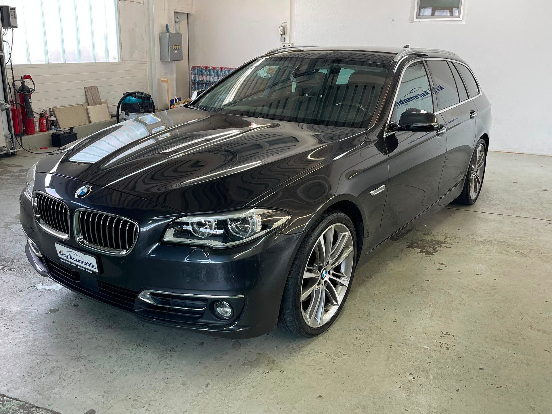 BMW 528i Touring xDrive Luxury Line Steptronic | CH-Auto | Frisch MFK | AHK 2t. | Navi | HUD | RF-Kamera-showroom-element-1