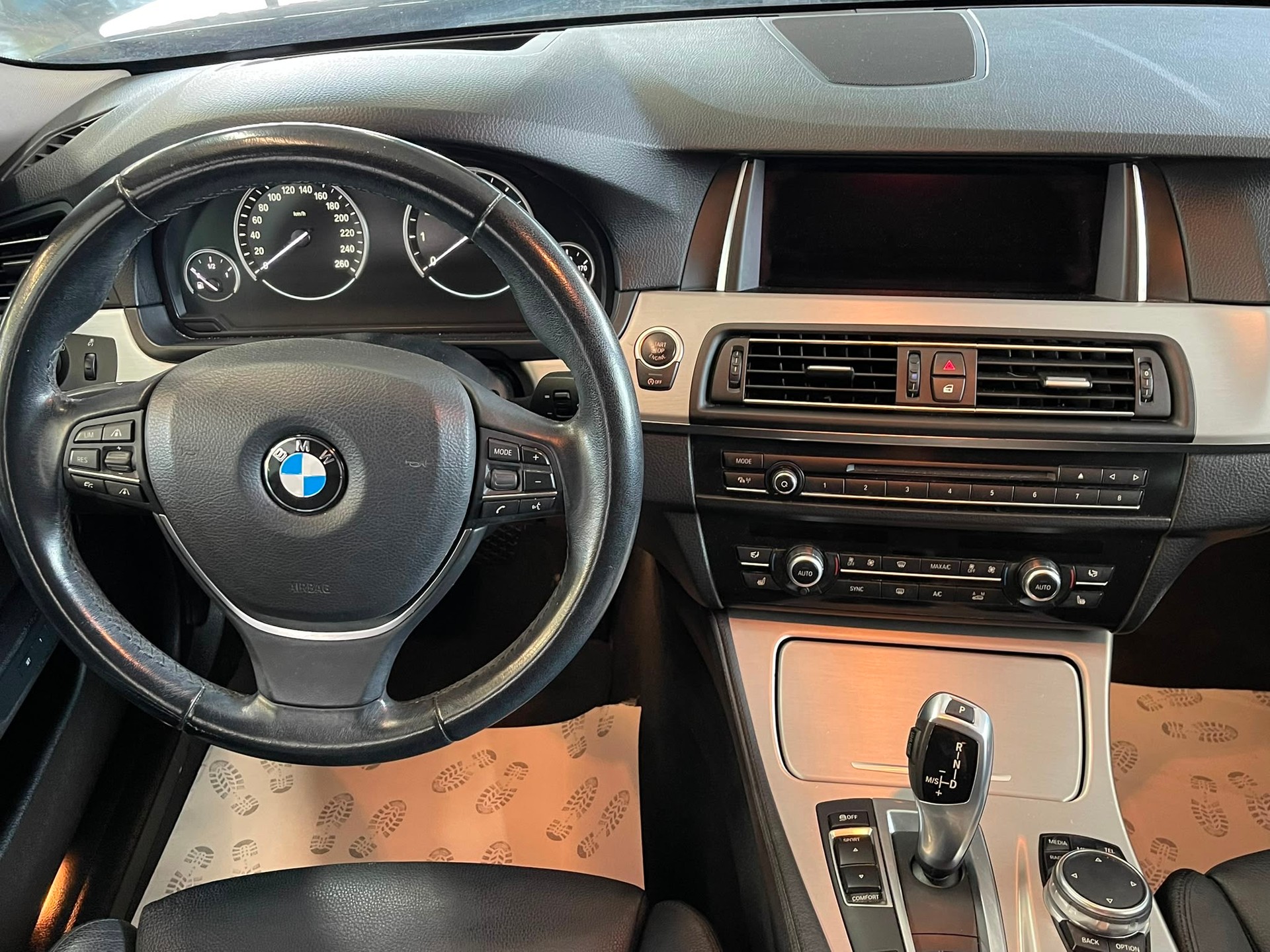 BMW 528i Touring xDrive Luxury Line Steptronic | CH-Auto | Frisch MFK | AHK 2t. | Navi | HUD | RF-Kamera-image-11