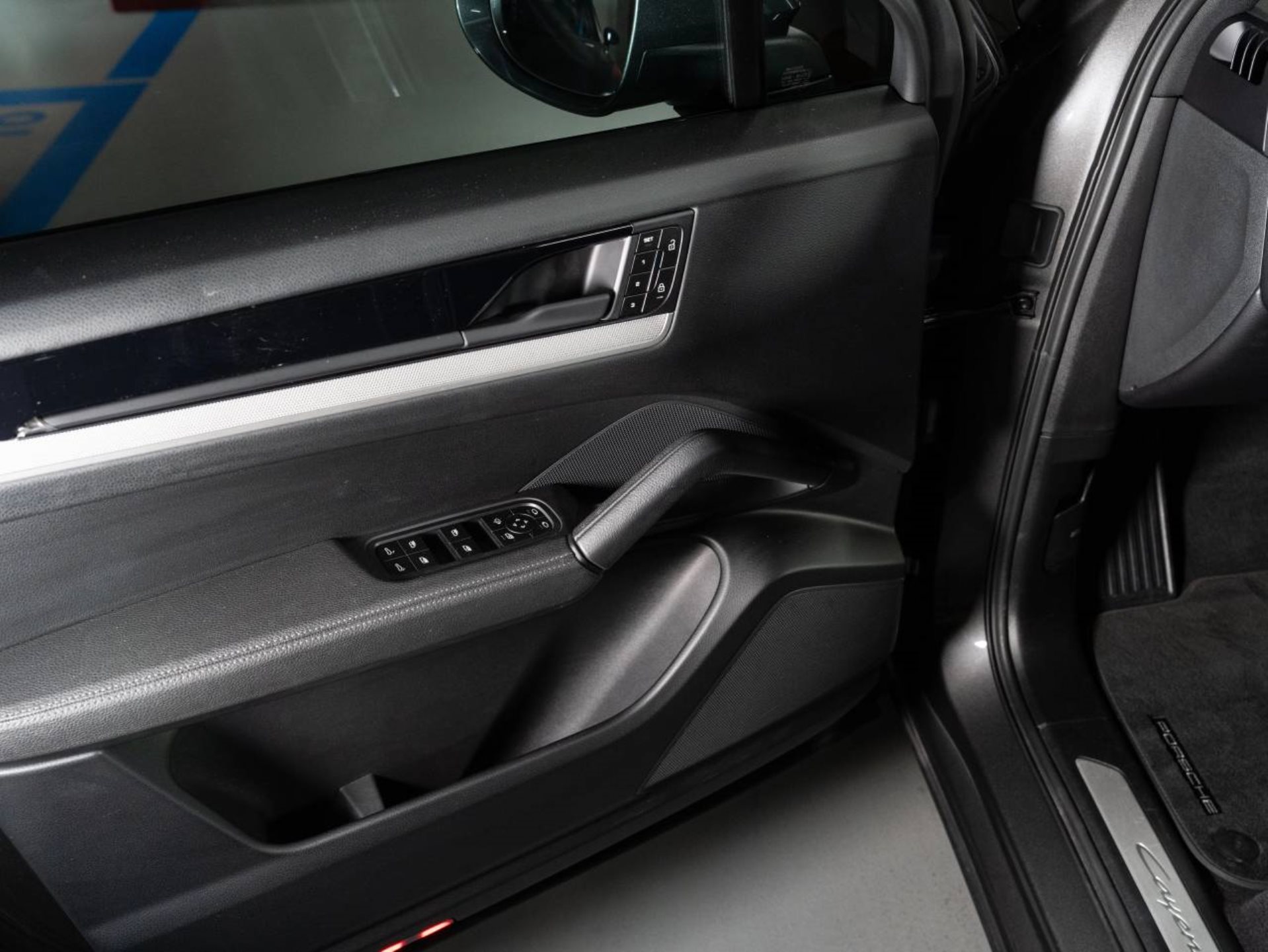 PORSCHE Cayenne (MY24)-image-15