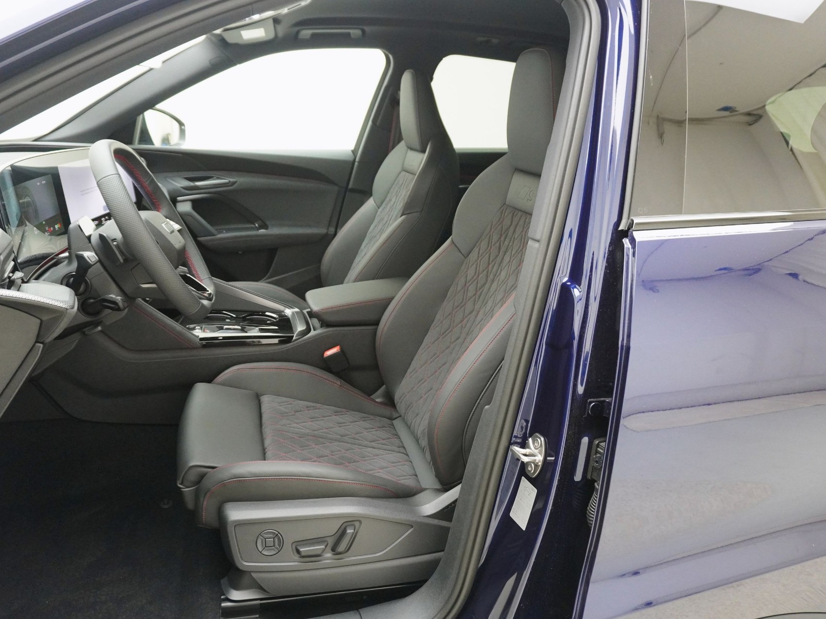 AUDI Q5 2.0 TDI S line quattro S-Tronic-image-12