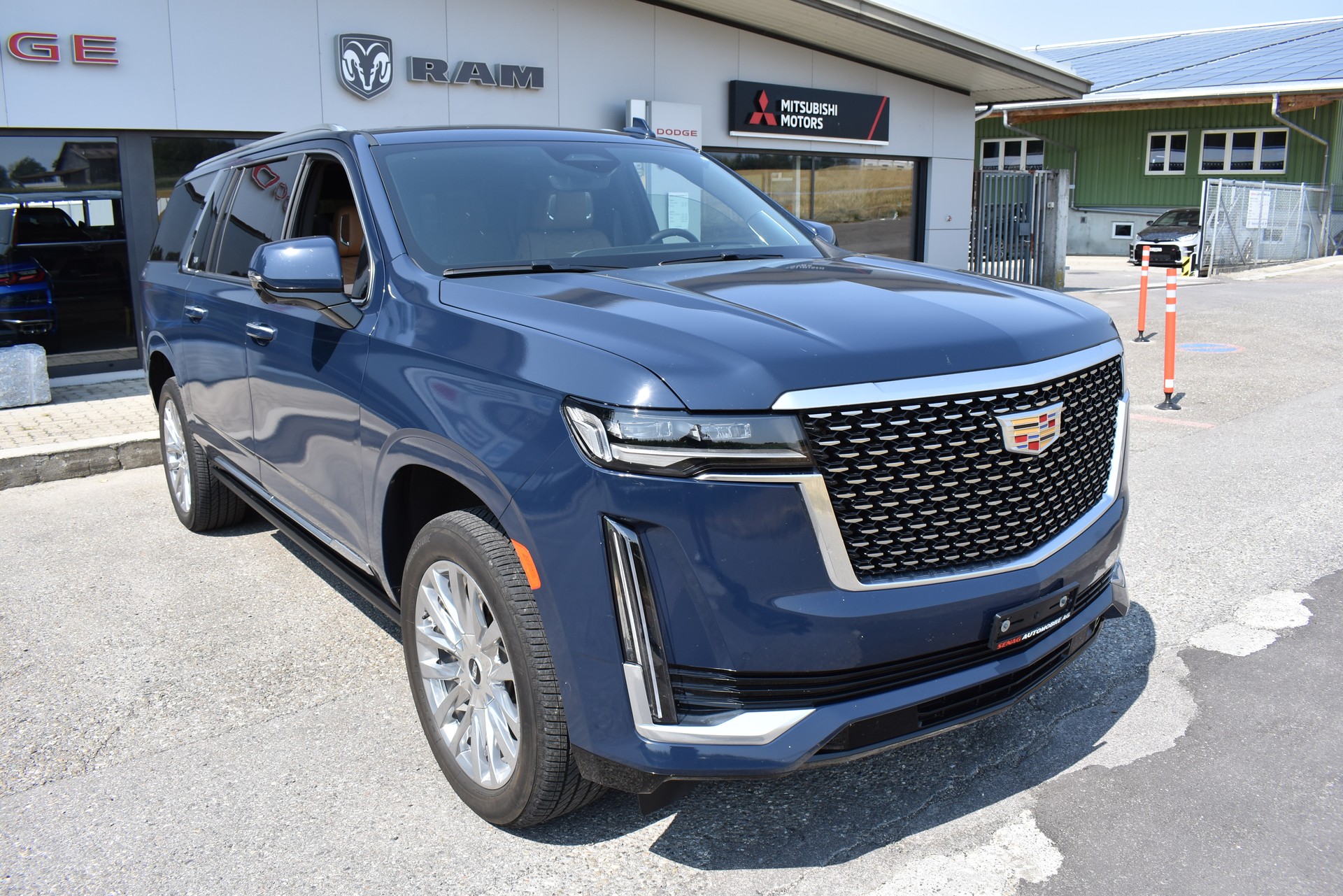 CADILLAC Escalade Premium Luxury ESV-image-3