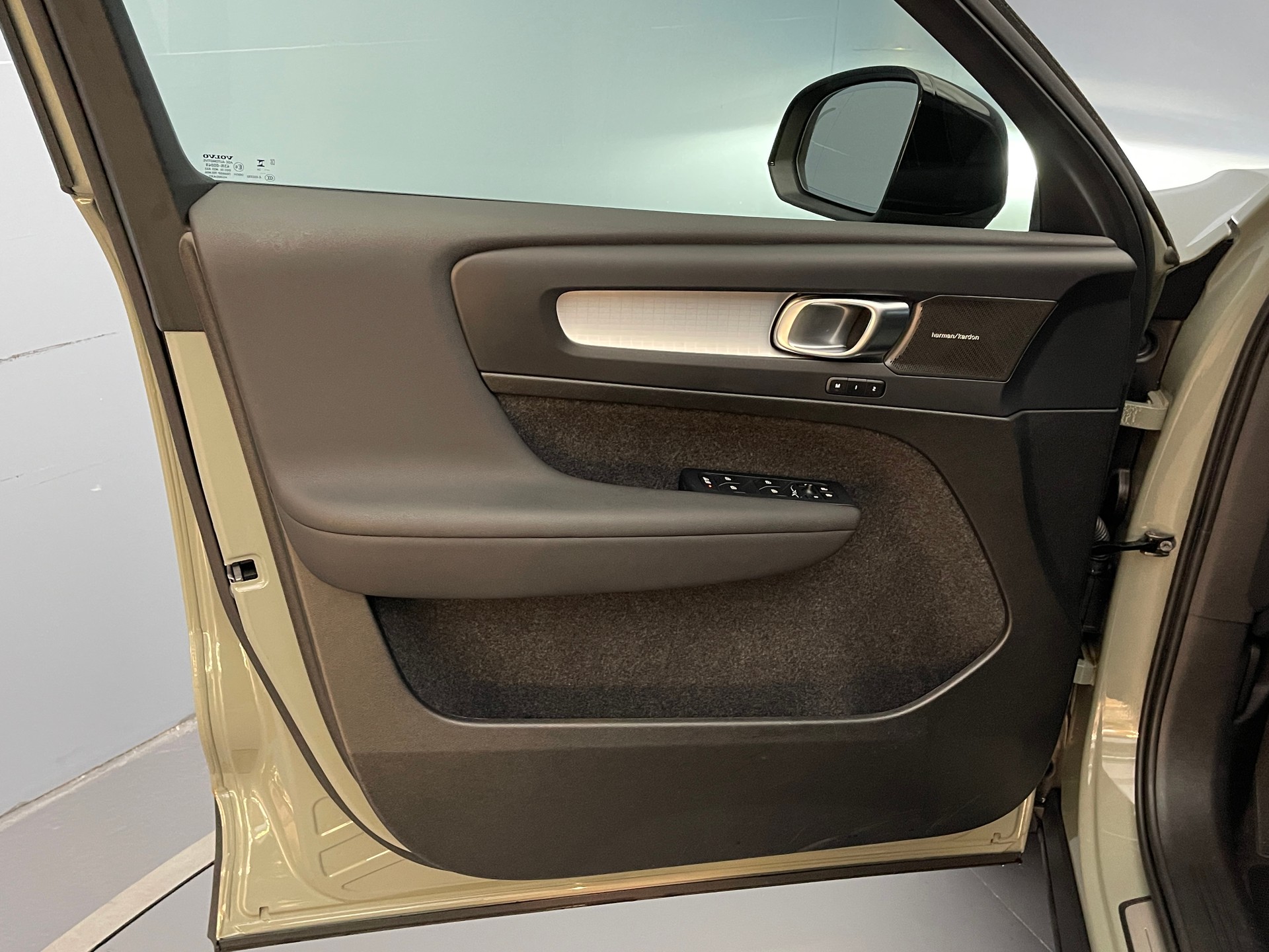 VOLVO XC40 2.0 B3 MH Plus Dark-image-8