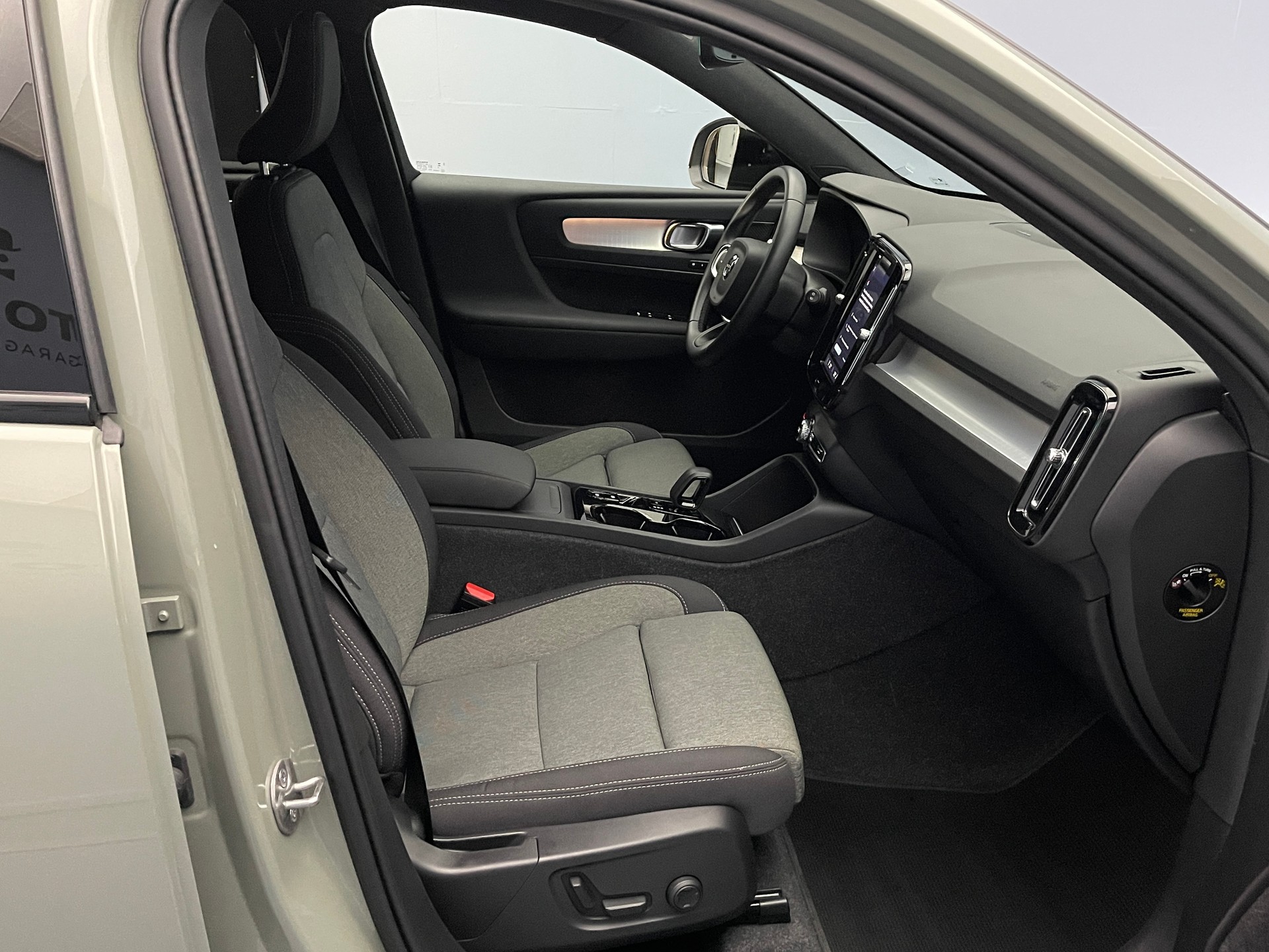 VOLVO XC40 2.0 B3 MH Plus Dark-image-10