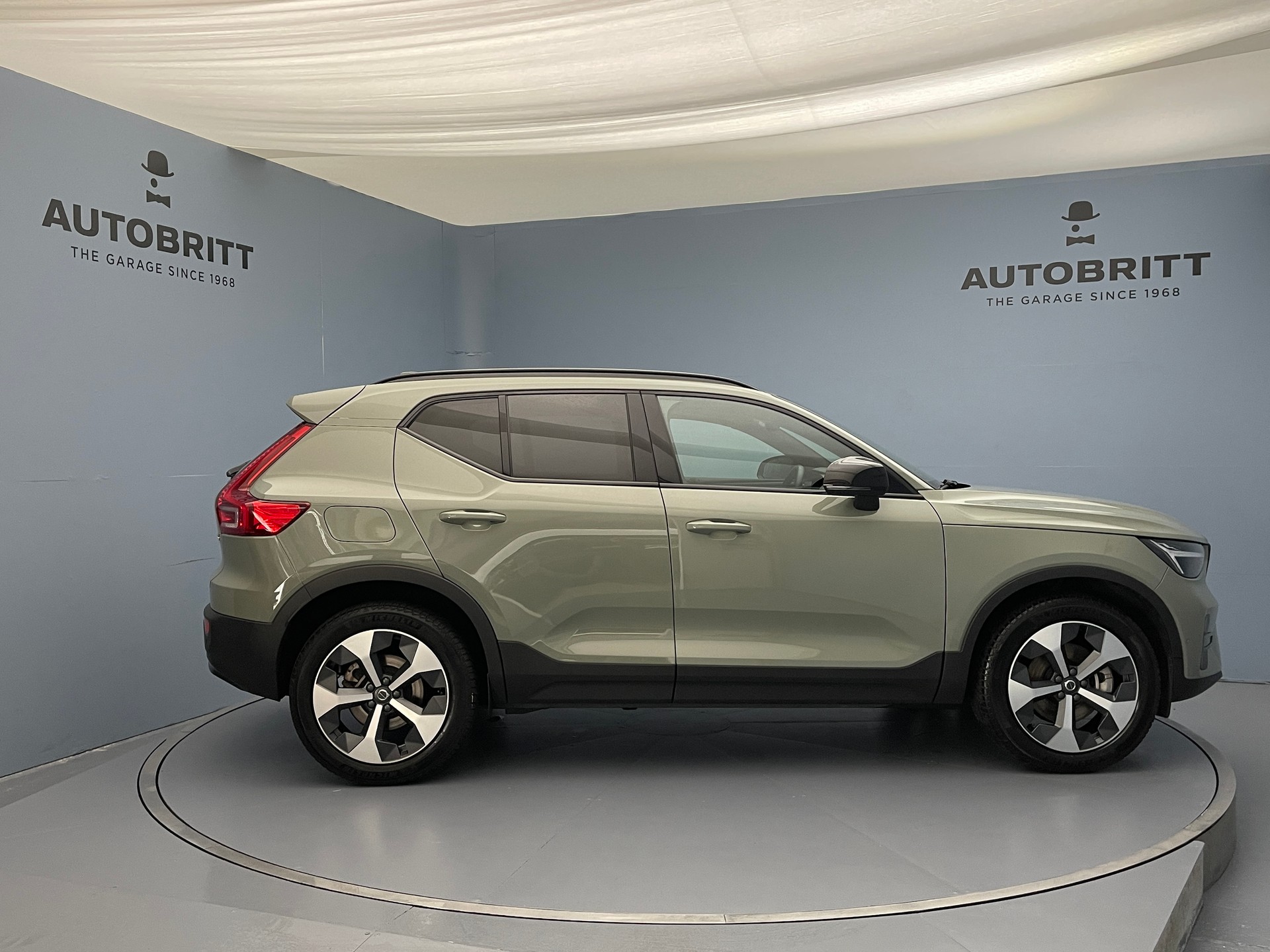 VOLVO XC40 2.0 B3 MH Plus Dark-image-4