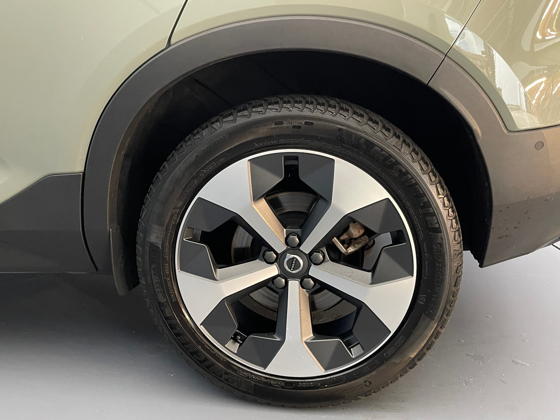 VOLVO XC40 2.0 B3 MH Plus Dark-image-12