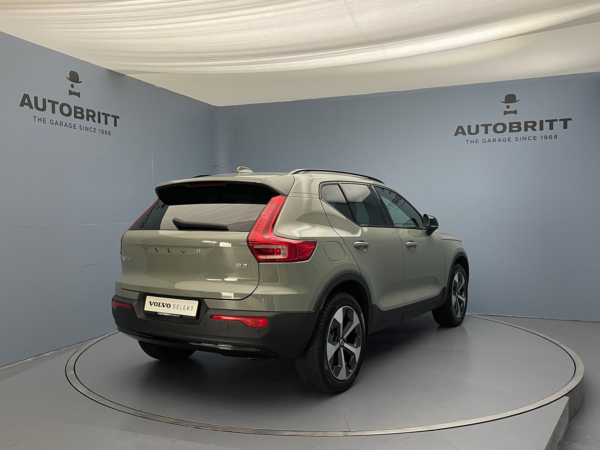 VOLVO XC40 2.0 B3 MH Plus Dark-image-1