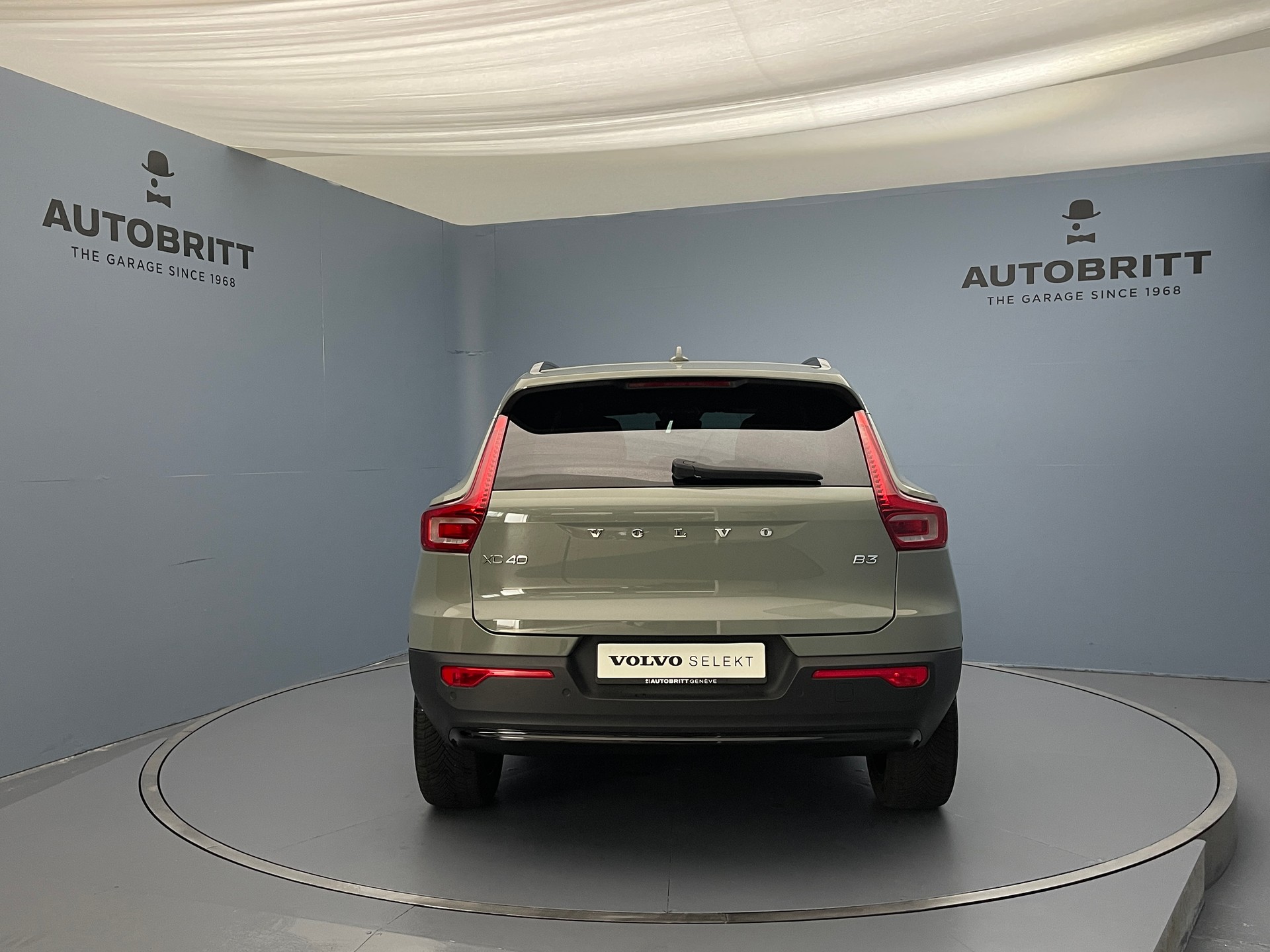 VOLVO XC40 2.0 B3 MH Plus Dark-image-3