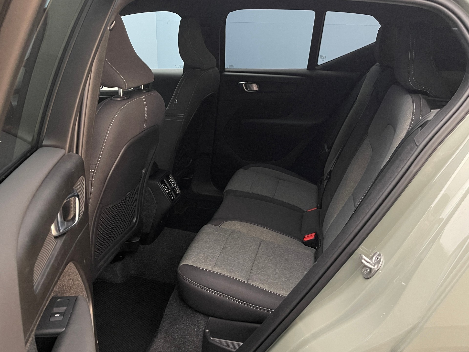 VOLVO XC40 2.0 B3 MH Plus Dark-image-6