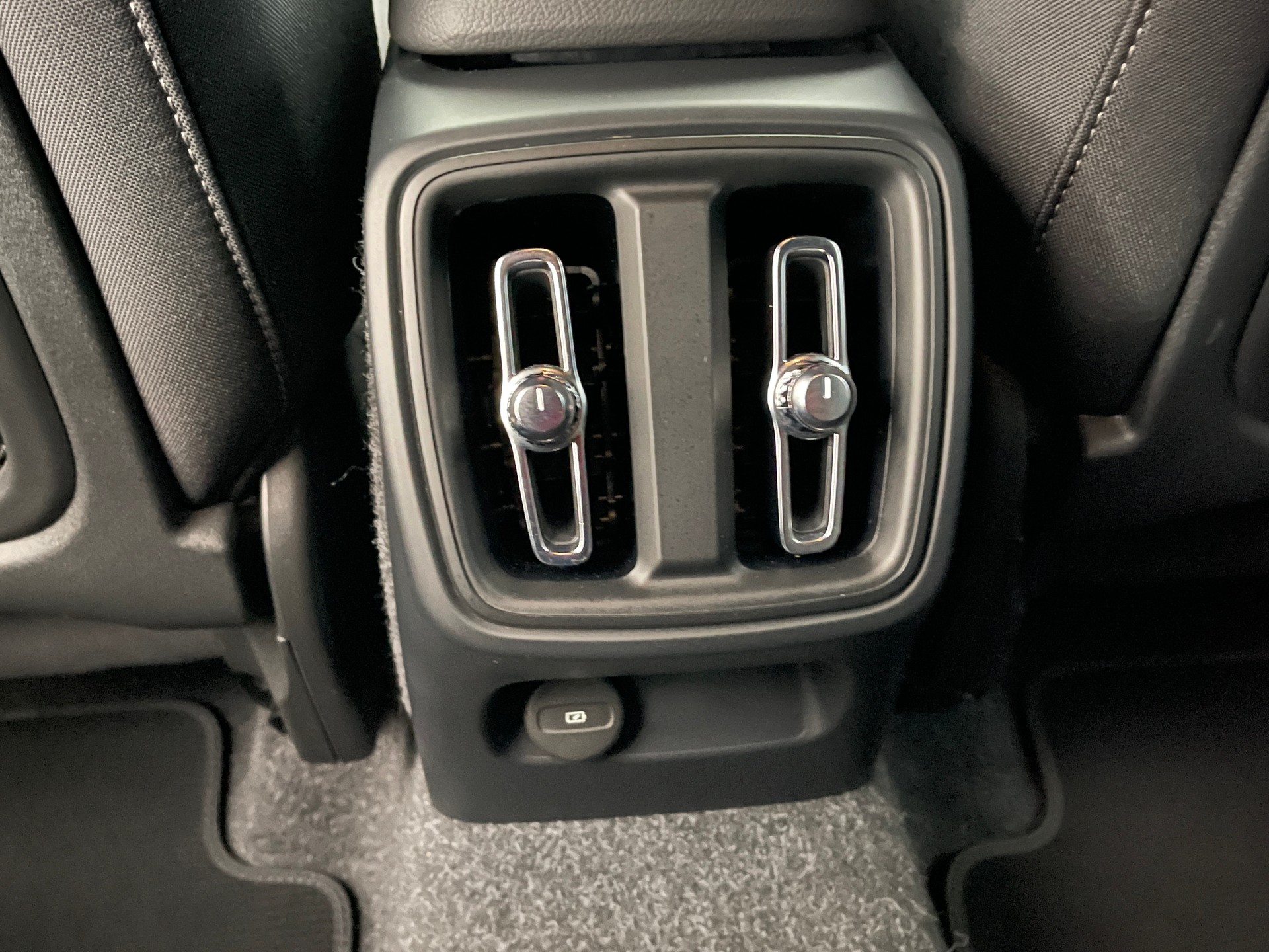 VOLVO XC40 2.0 B3 MH Plus Dark-image-7