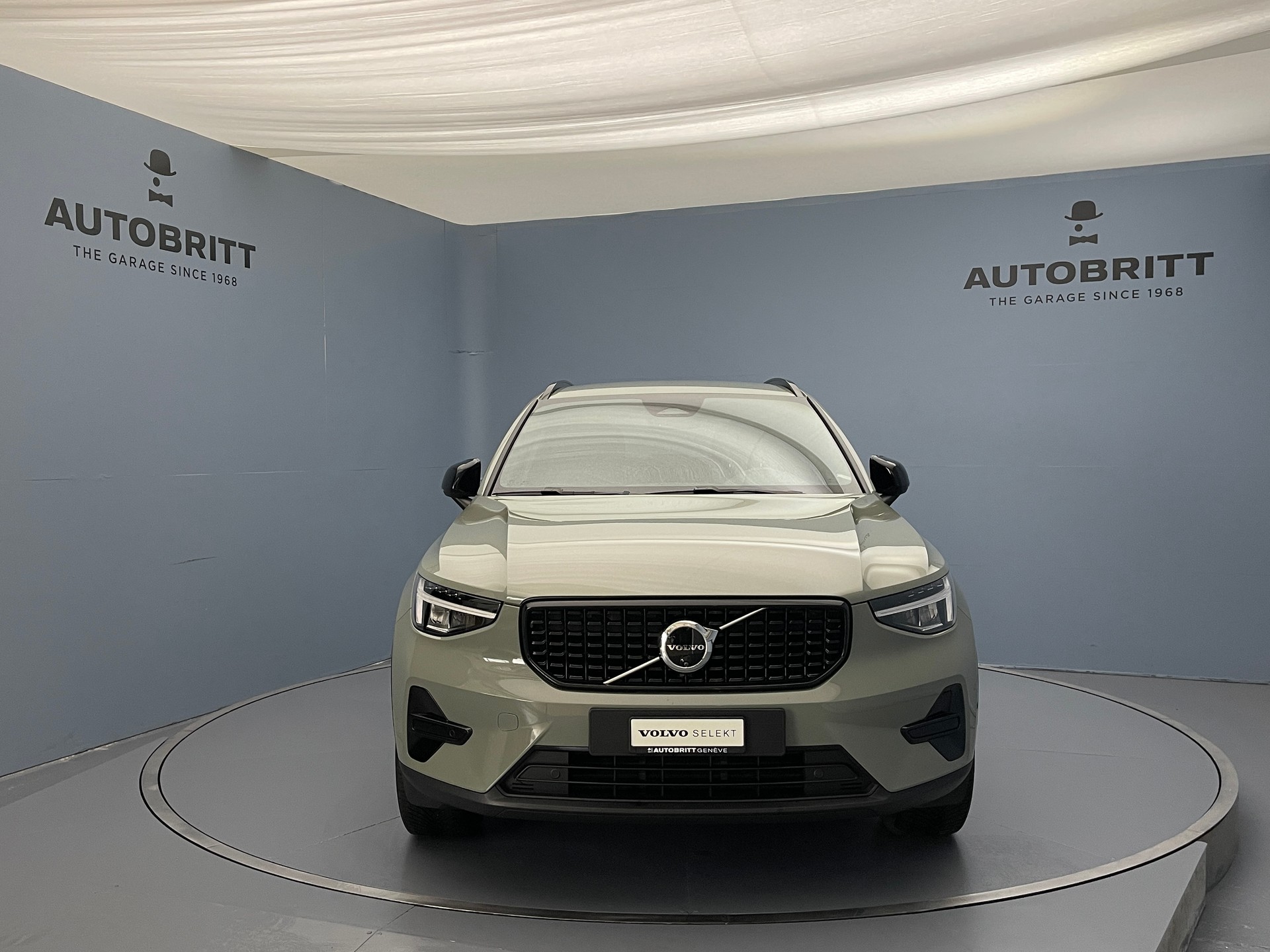 VOLVO XC40 2.0 B3 MH Plus Dark-image-2