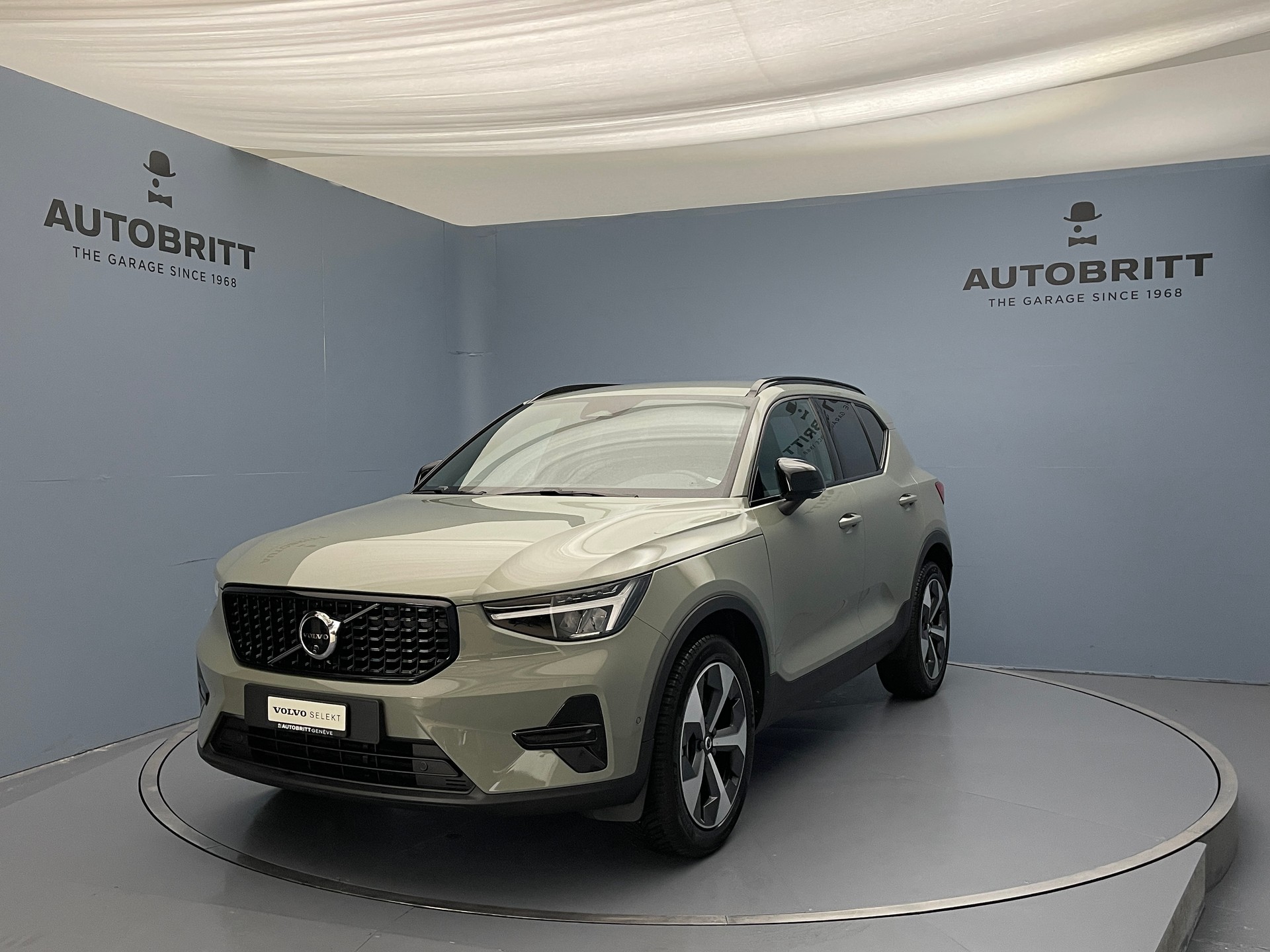 VOLVO XC40 2.0 B3 MH Plus Dark-image-0