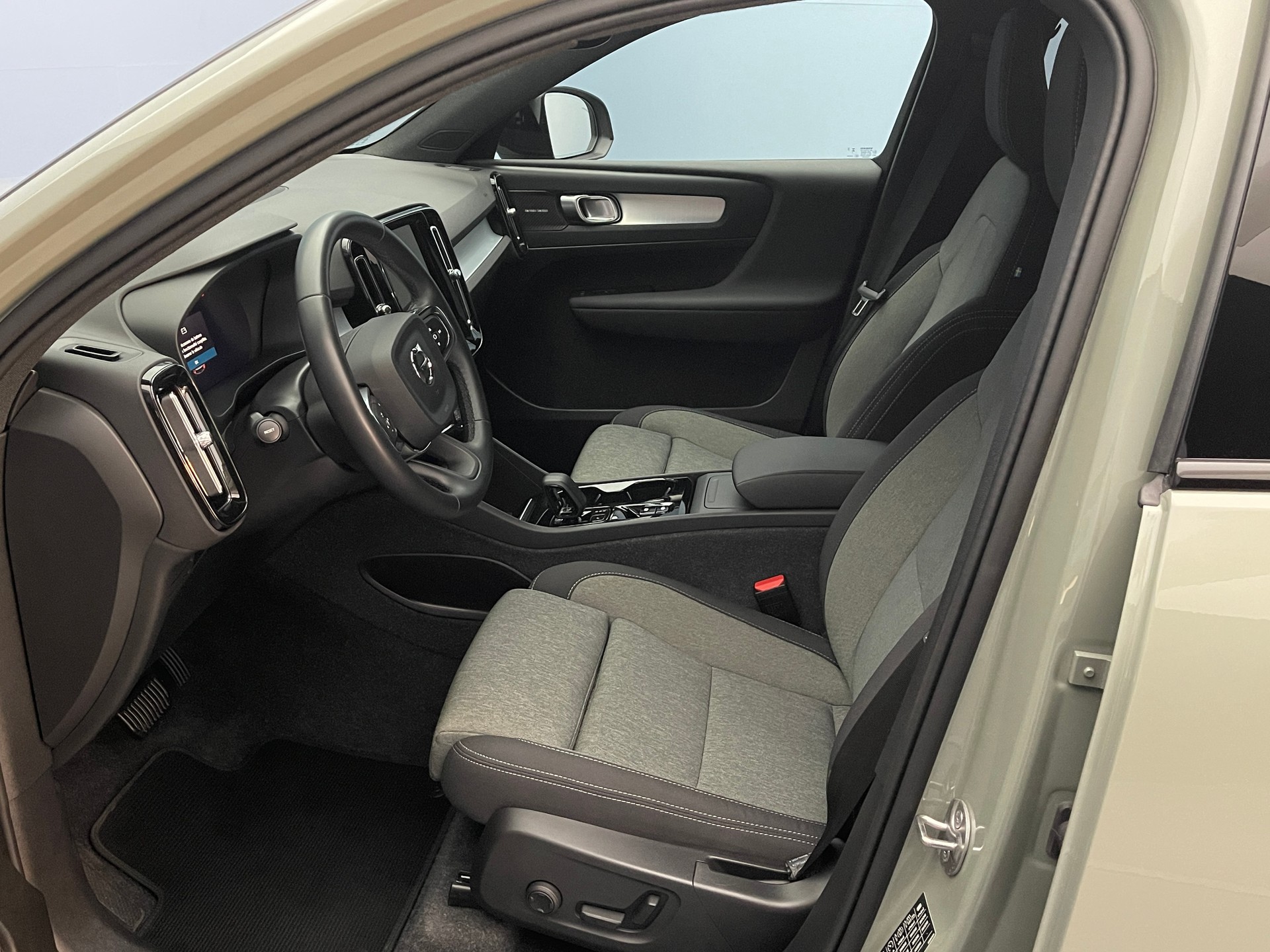 VOLVO XC40 2.0 B3 MH Plus Dark-image-5