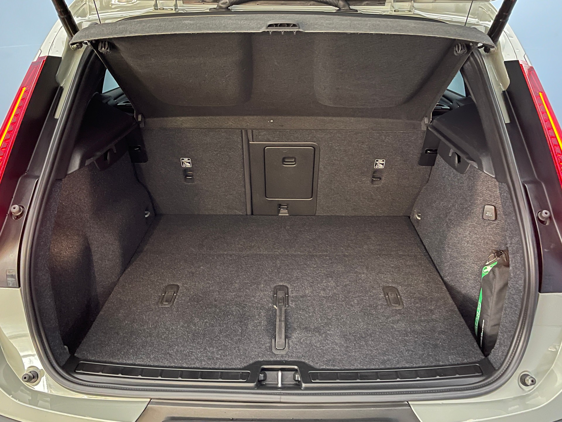 VOLVO XC40 2.0 B3 MH Plus Dark-image-13