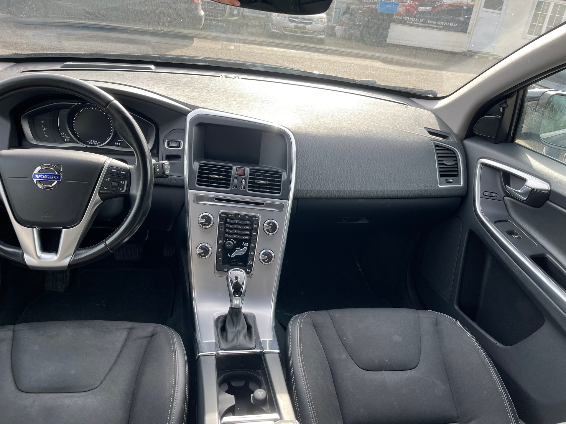 VOLVO XC60 T5 AWD Momentum Geartronic-image-4