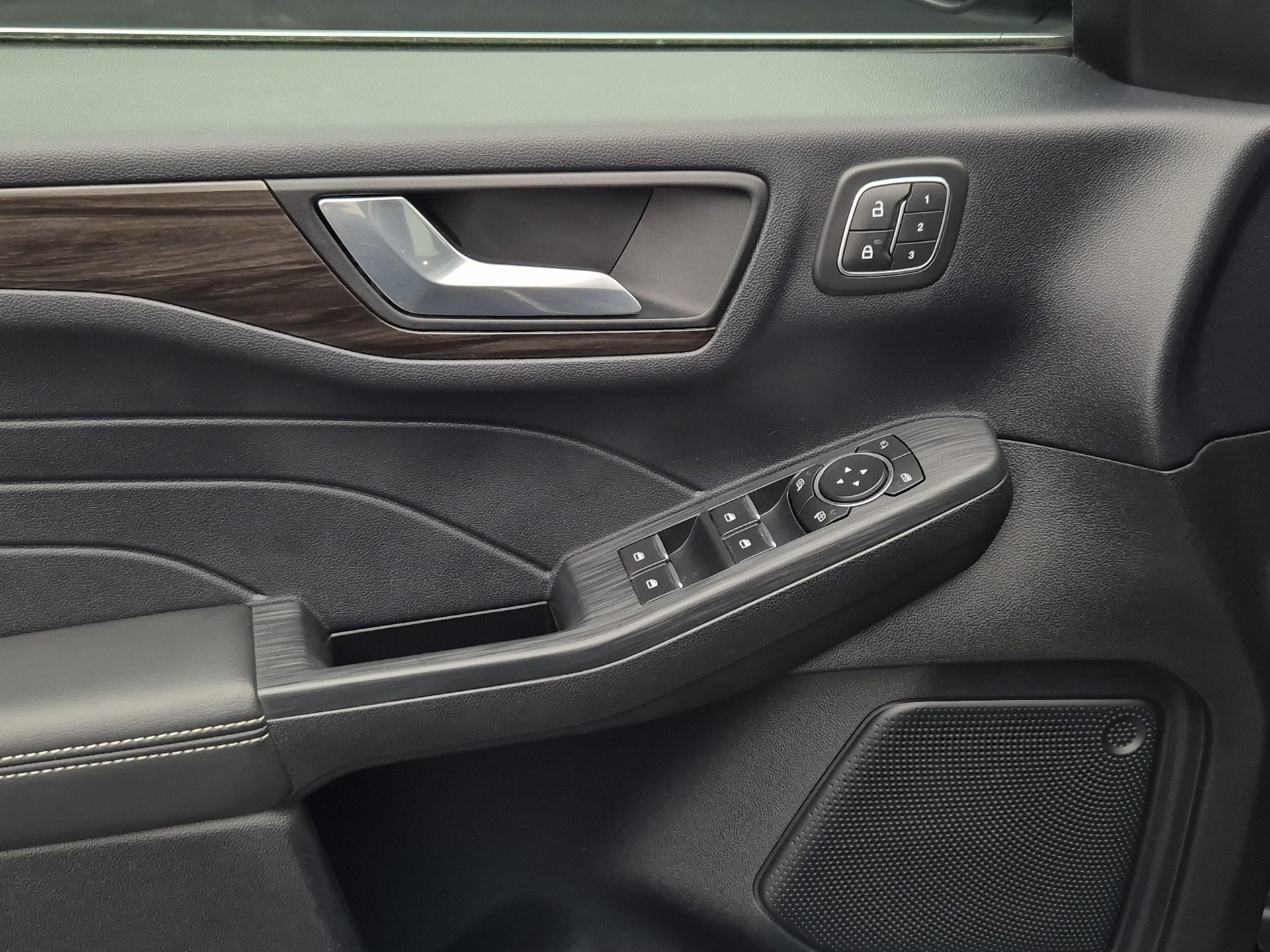 FORD Kuga 2.5 Plug-in Hybrid Vignale-image-17
