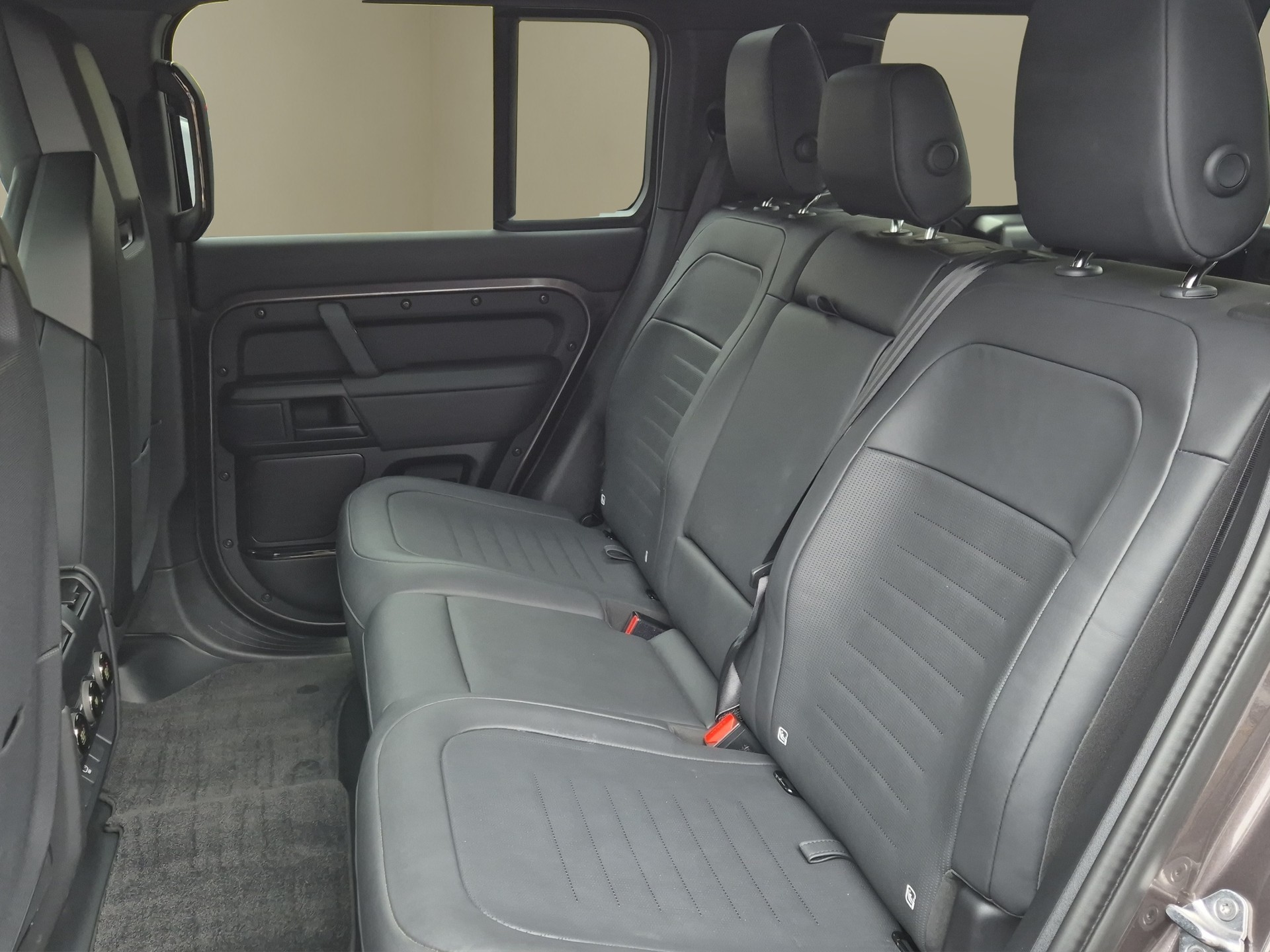LAND ROVER Defender 110 635 V8 4.4 Octa AT8-image-14