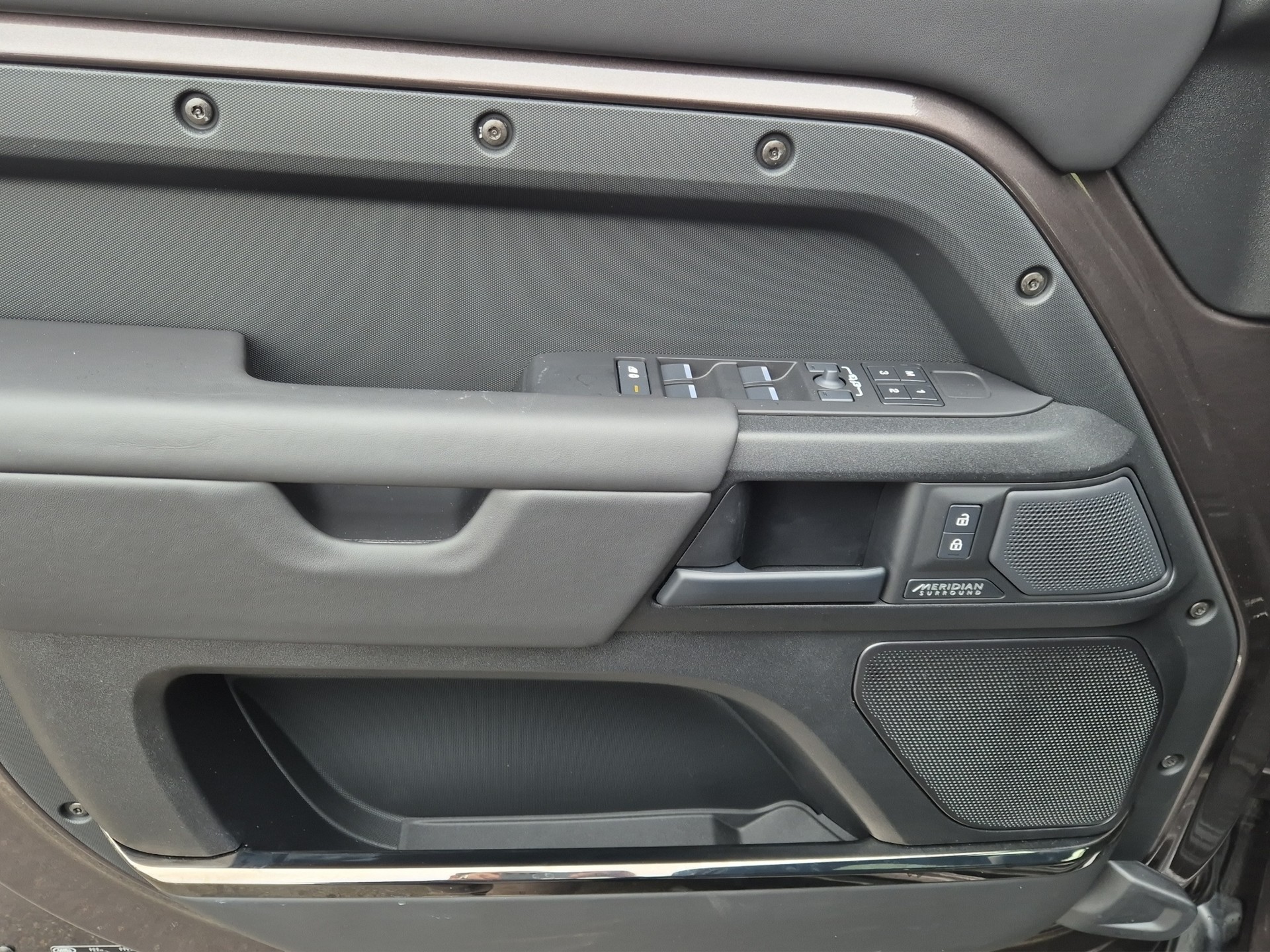 LAND ROVER Defender 110 635 V8 4.4 Octa AT8-image-12