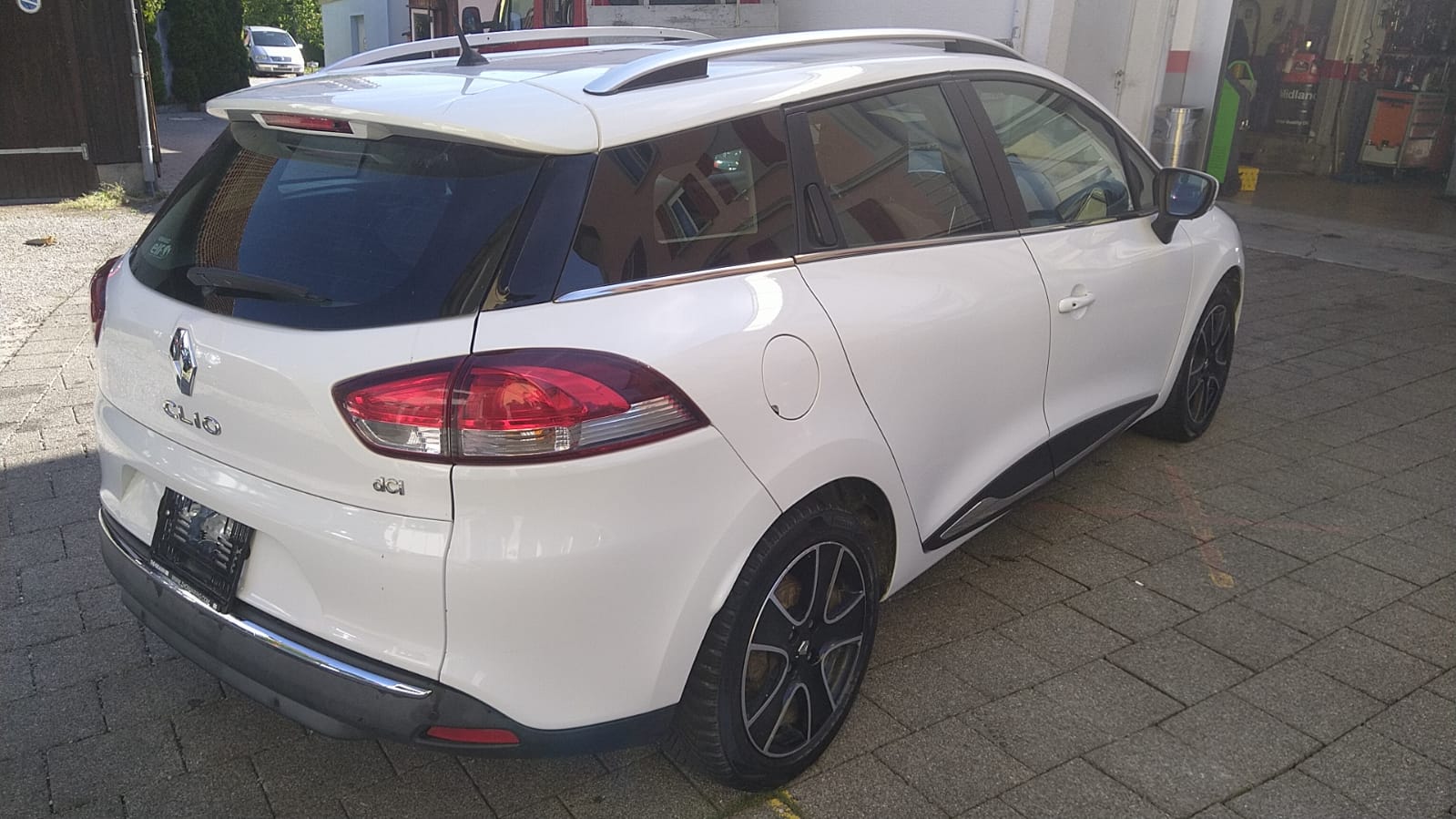 RENAULT Clio Grandtour 1.5 dCi Iconic EDC-image-3
