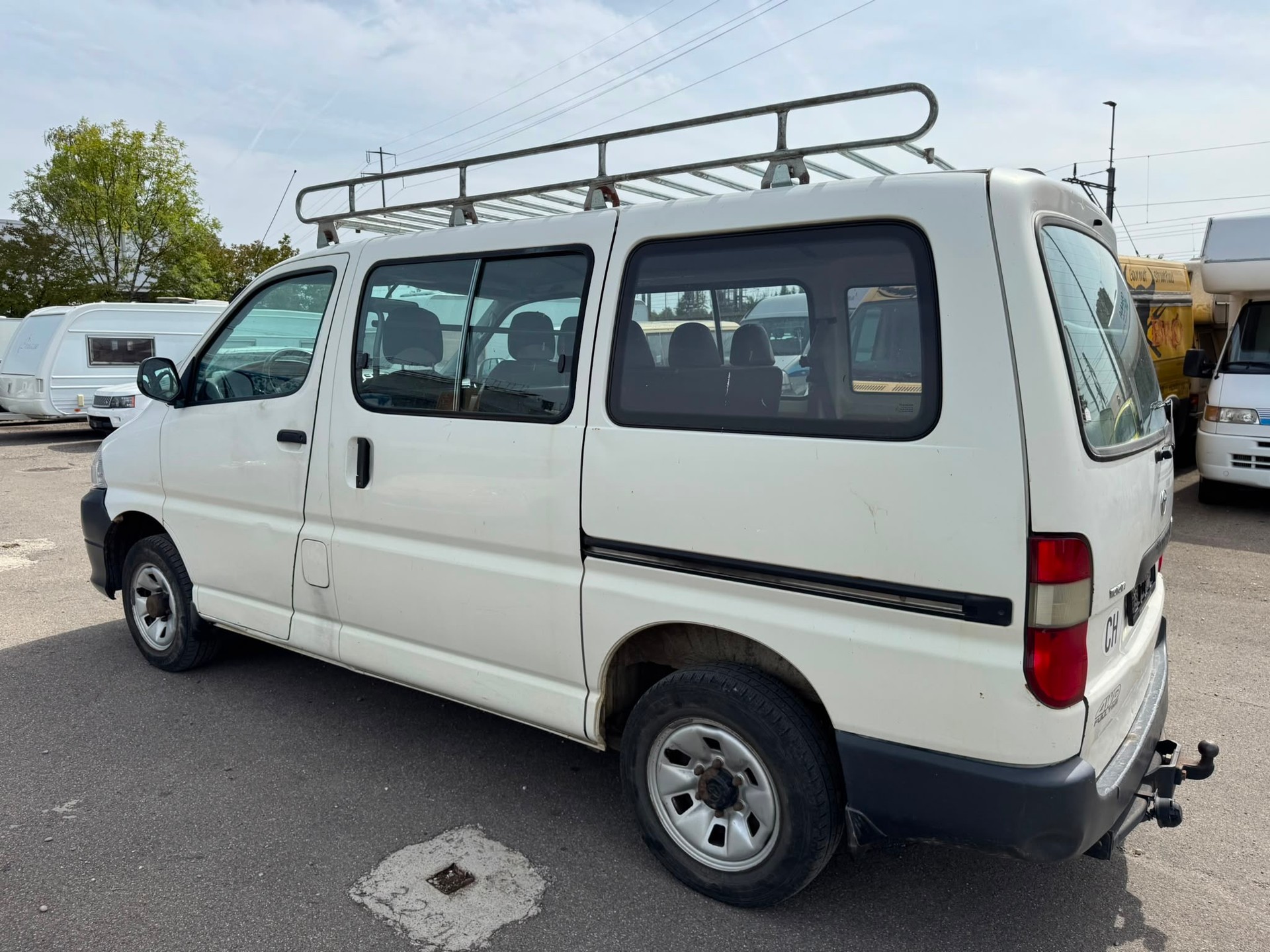 TOYOTA Hiace D-4D Van 4WD SWB-image-4