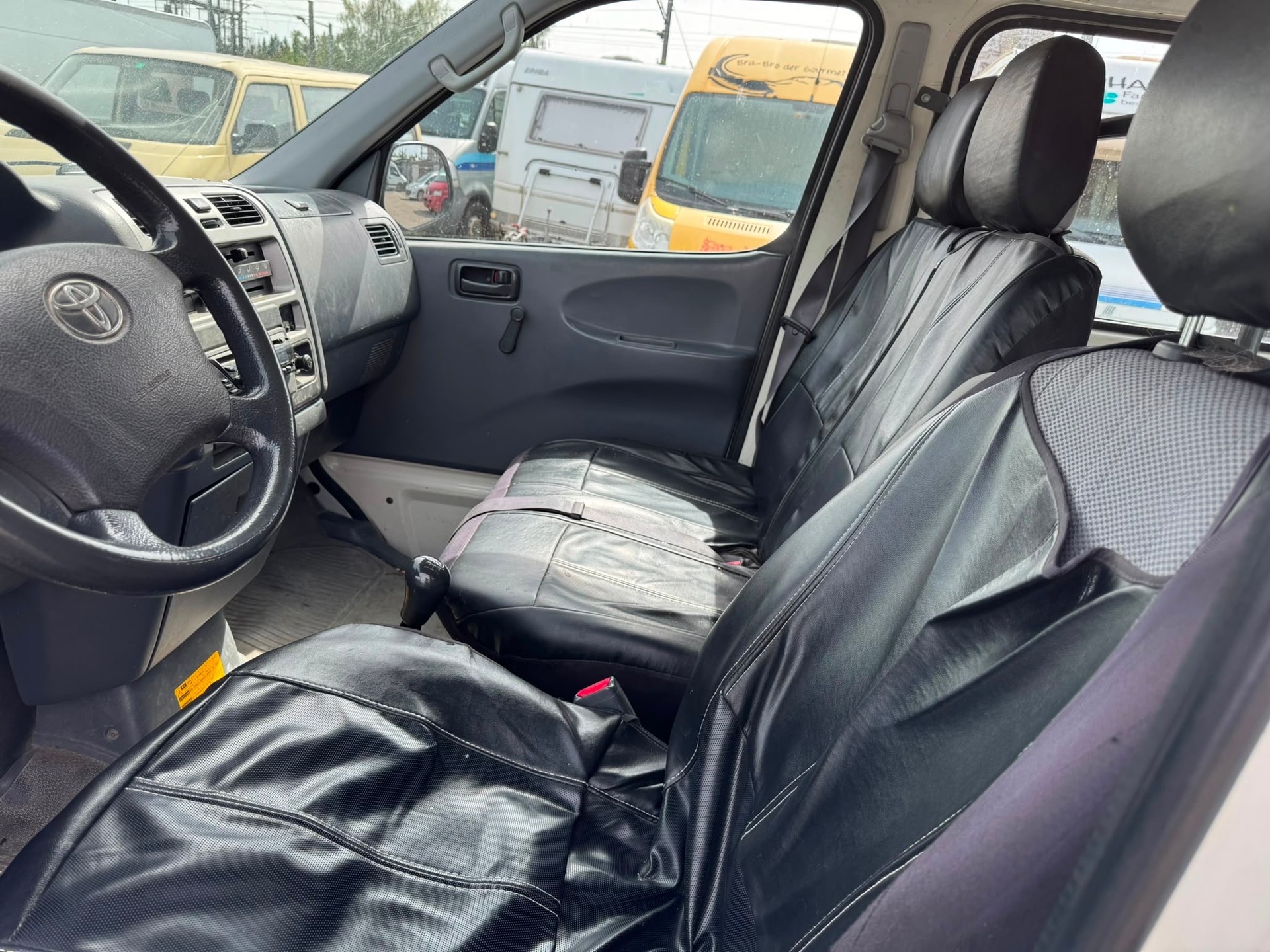 TOYOTA Hiace D-4D Van 4WD SWB-image-7