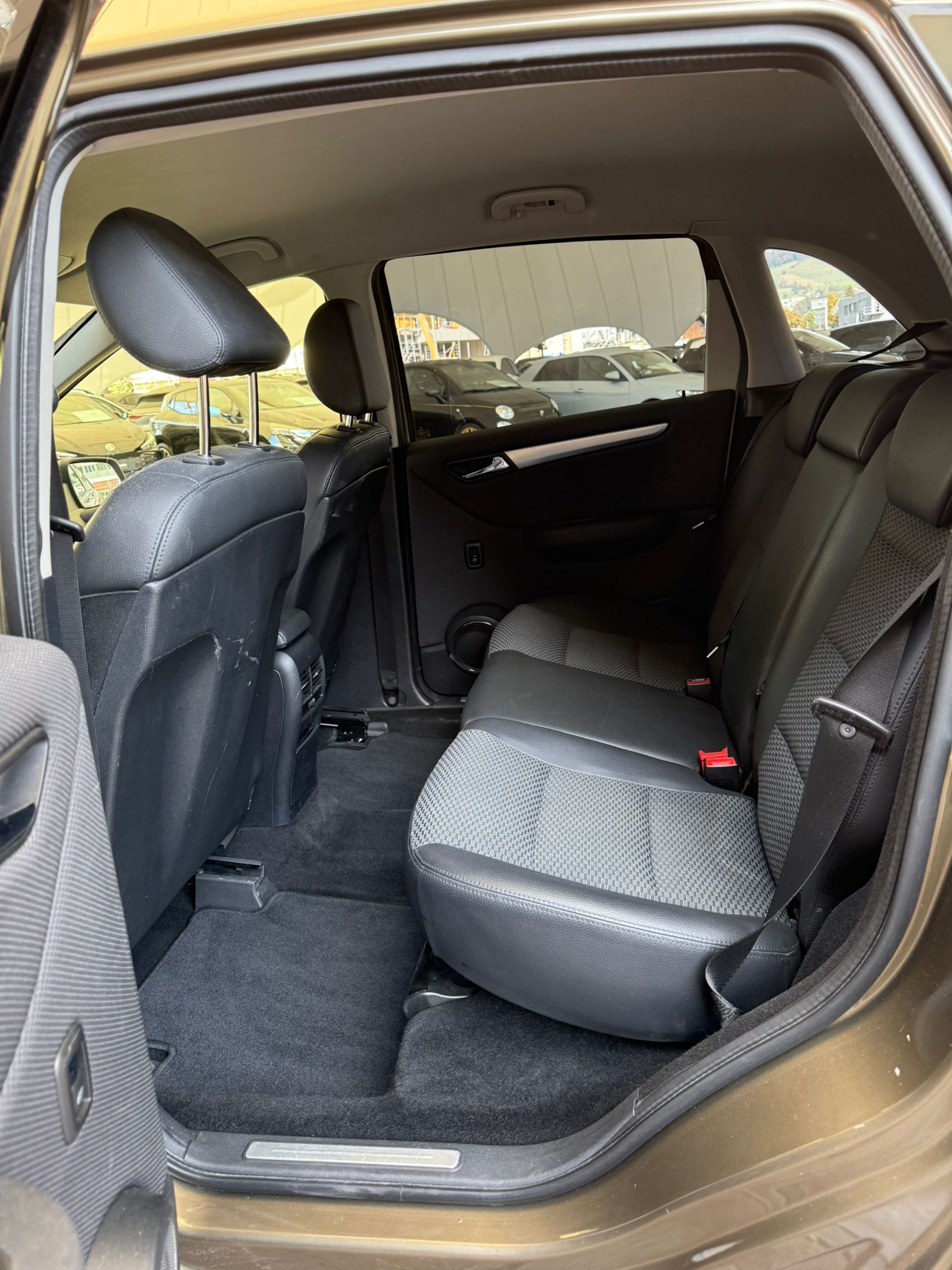 MERCEDES-BENZ B 200 CDI Autotronic-image-11