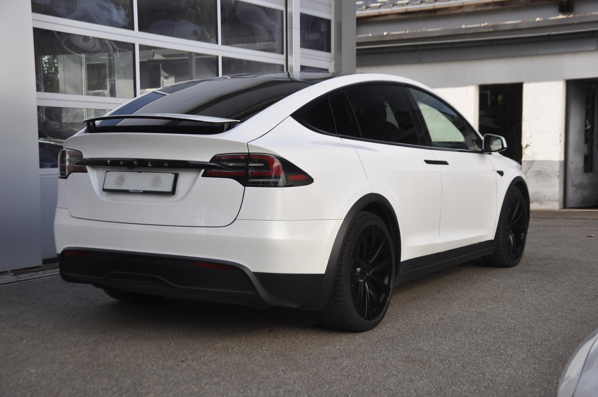 TESLA Model X 100kWh Palladium I 7 Plätze I Anhängerkupplung-image-2