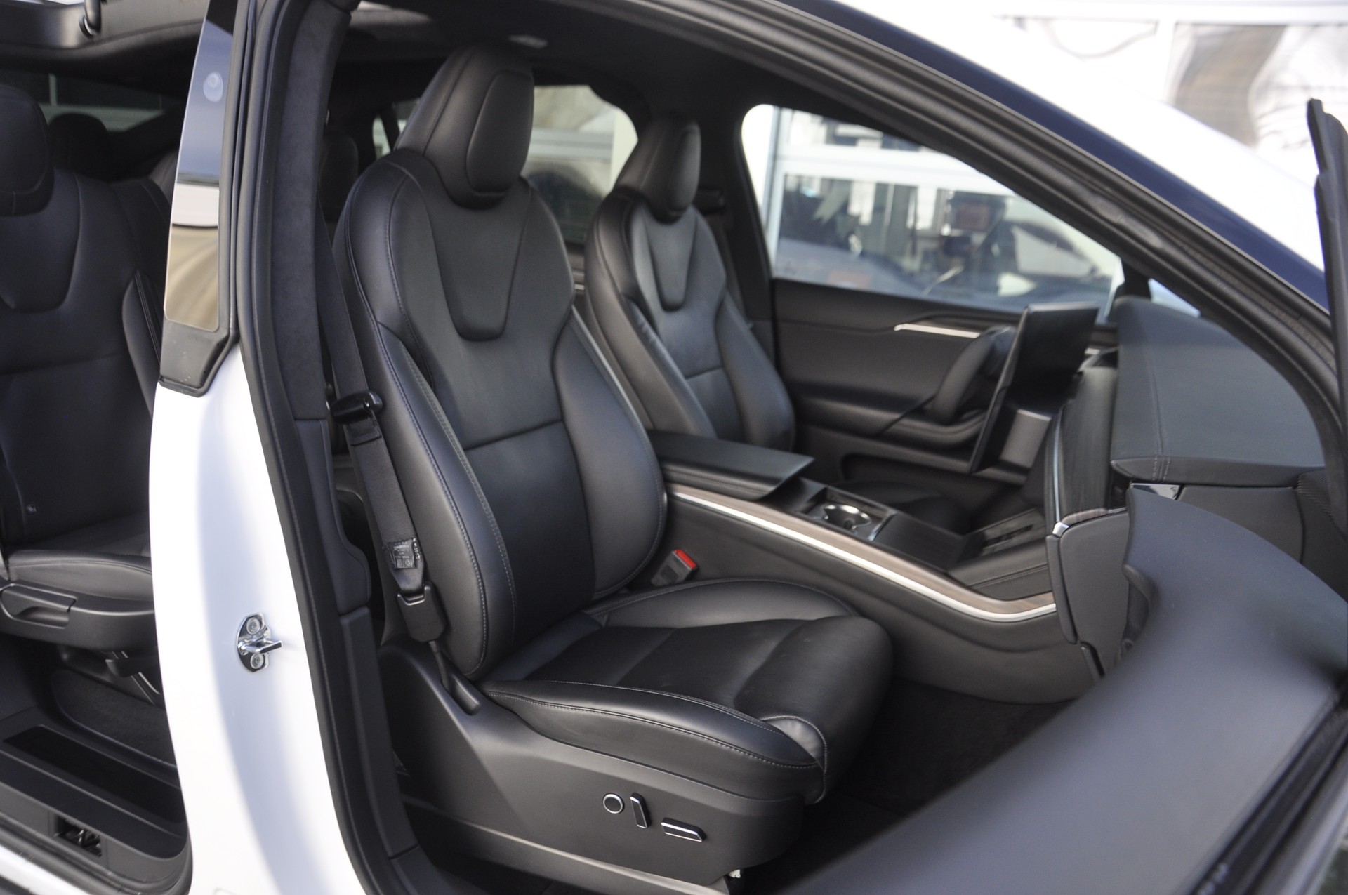 TESLA Model X 100kWh Palladium I 7 Plätze I Anhängerkupplung-image-4