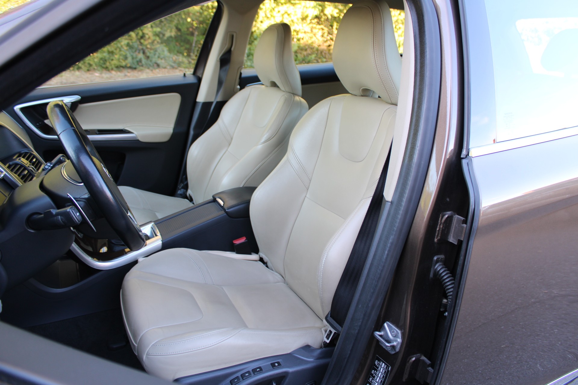 VOLVO XC60 D5 AWD Summum Geartronic-image-4