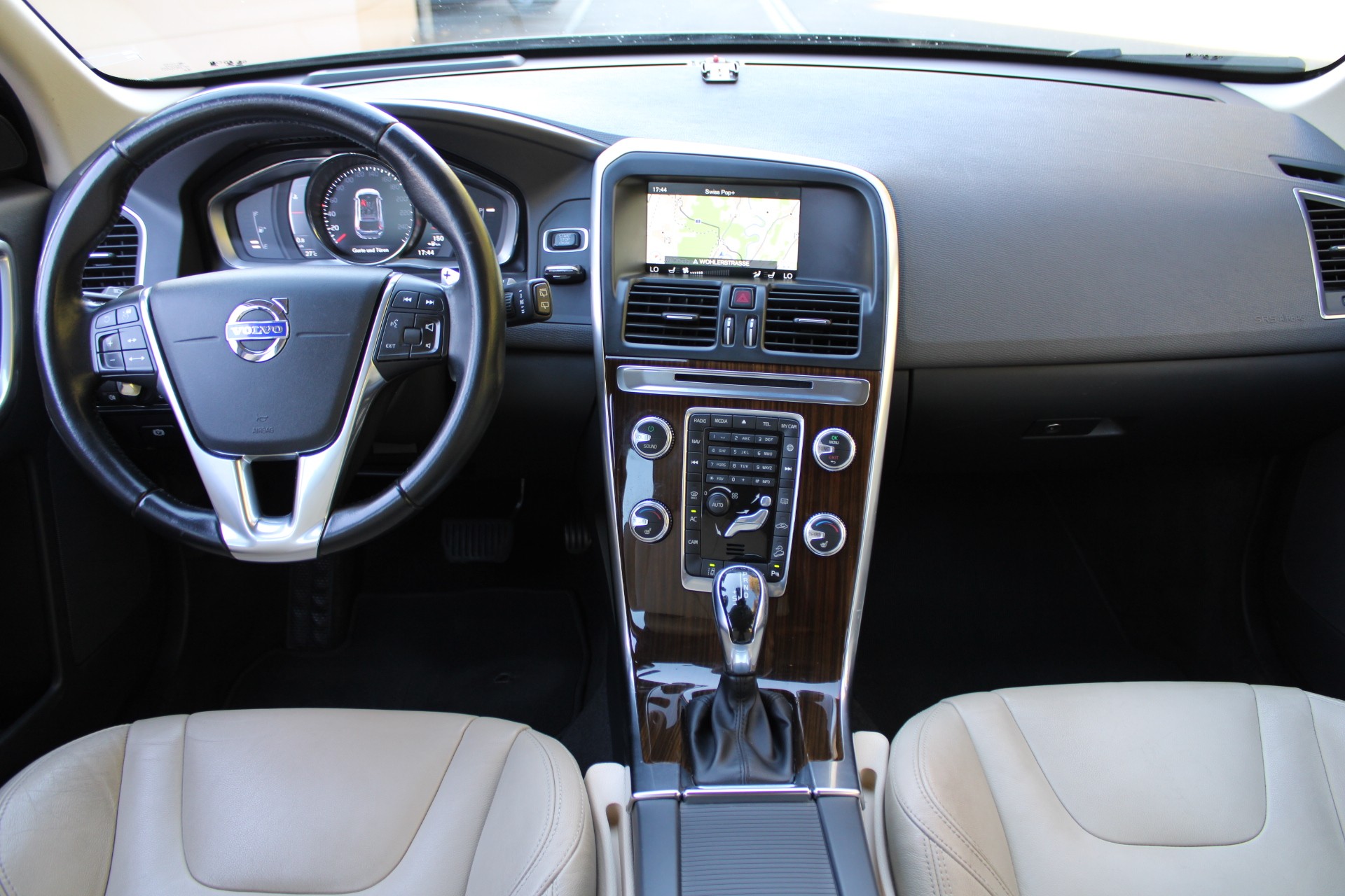 VOLVO XC60 D5 AWD Summum Geartronic-image-7