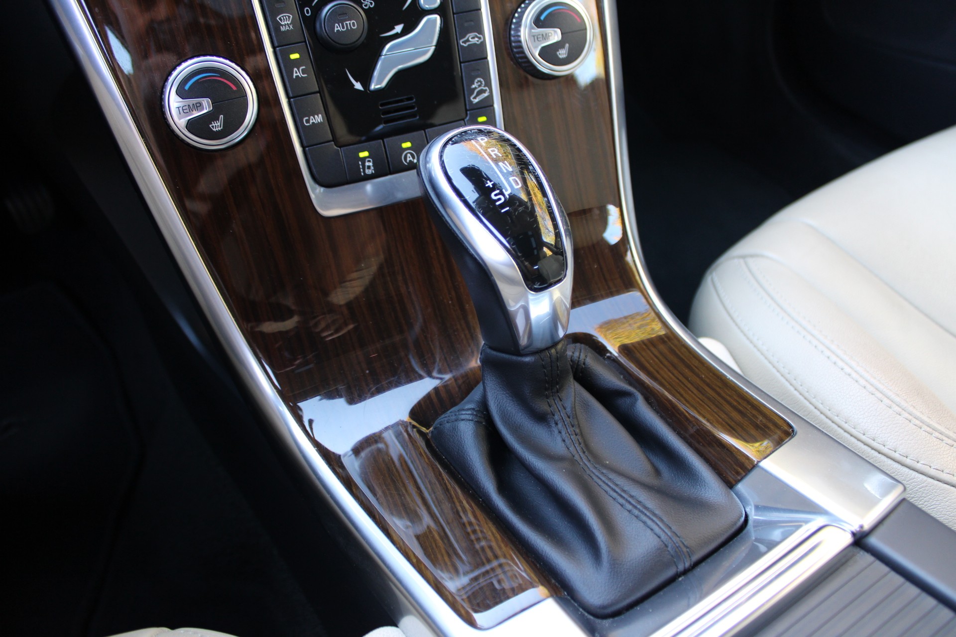 VOLVO XC60 D5 AWD Summum Geartronic-image-15