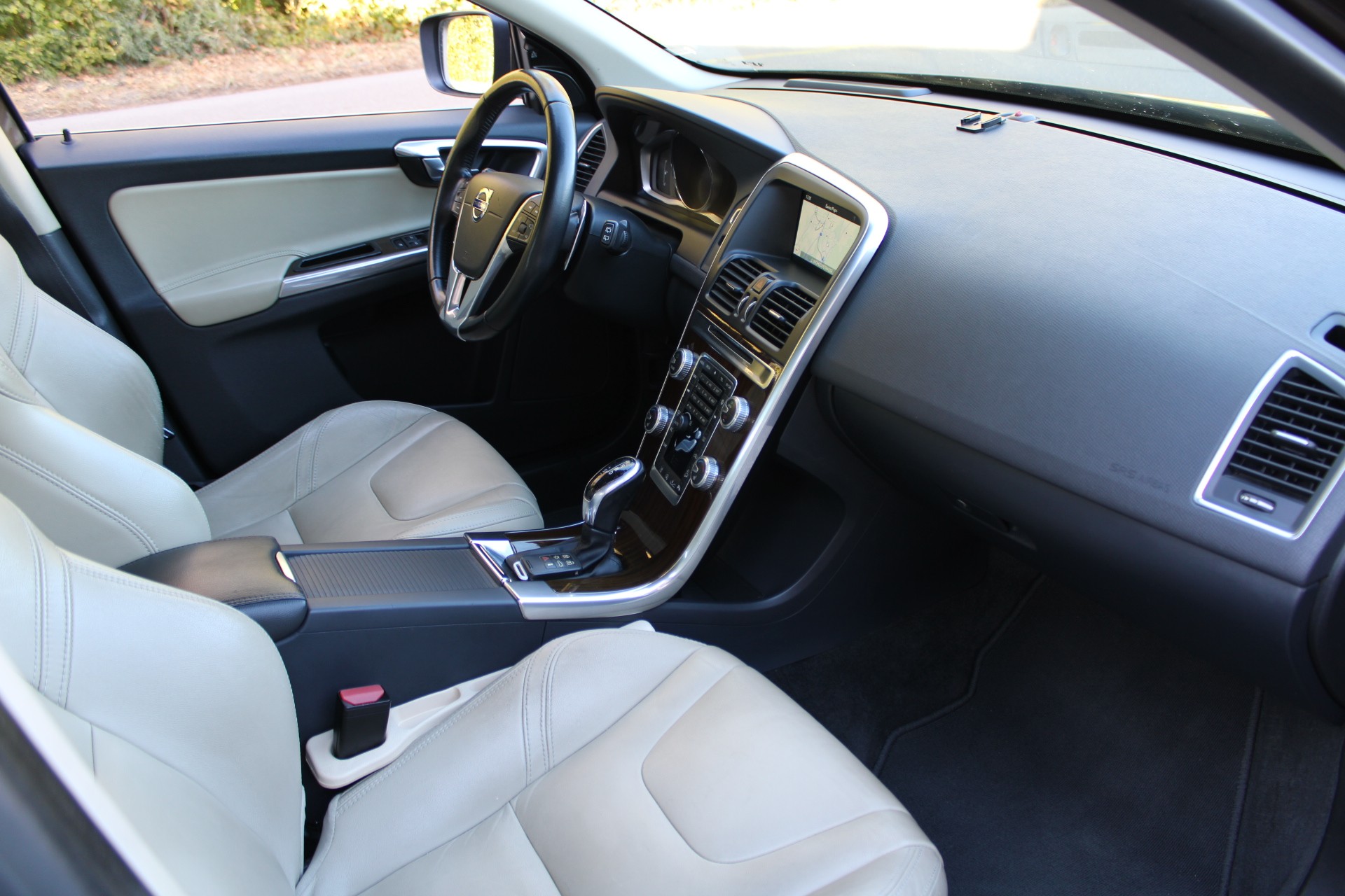 VOLVO XC60 D5 AWD Summum Geartronic-image-5