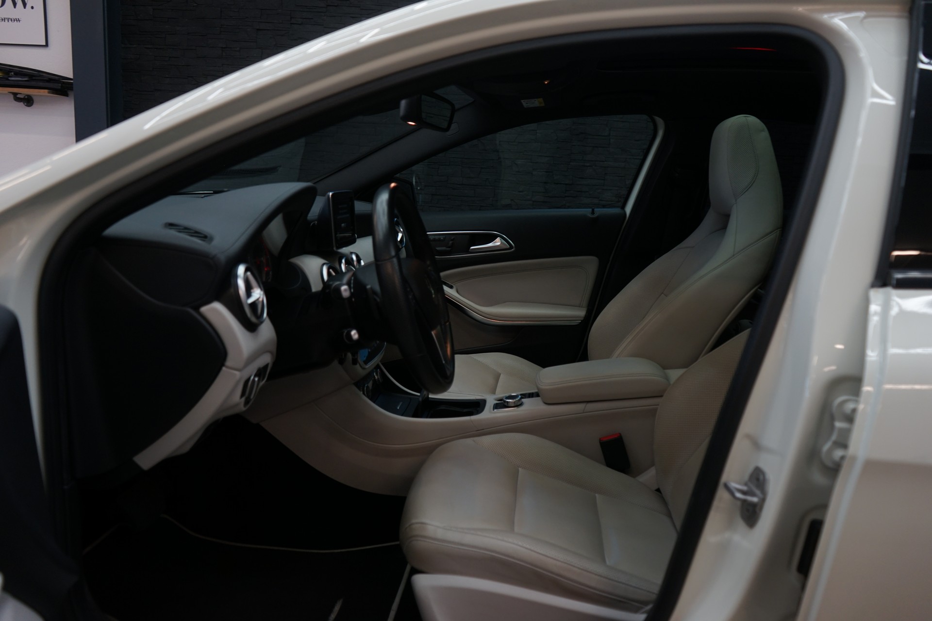 MERCEDES-BENZ A 250 AMG Line 4Matic 7G-DCT-image-3