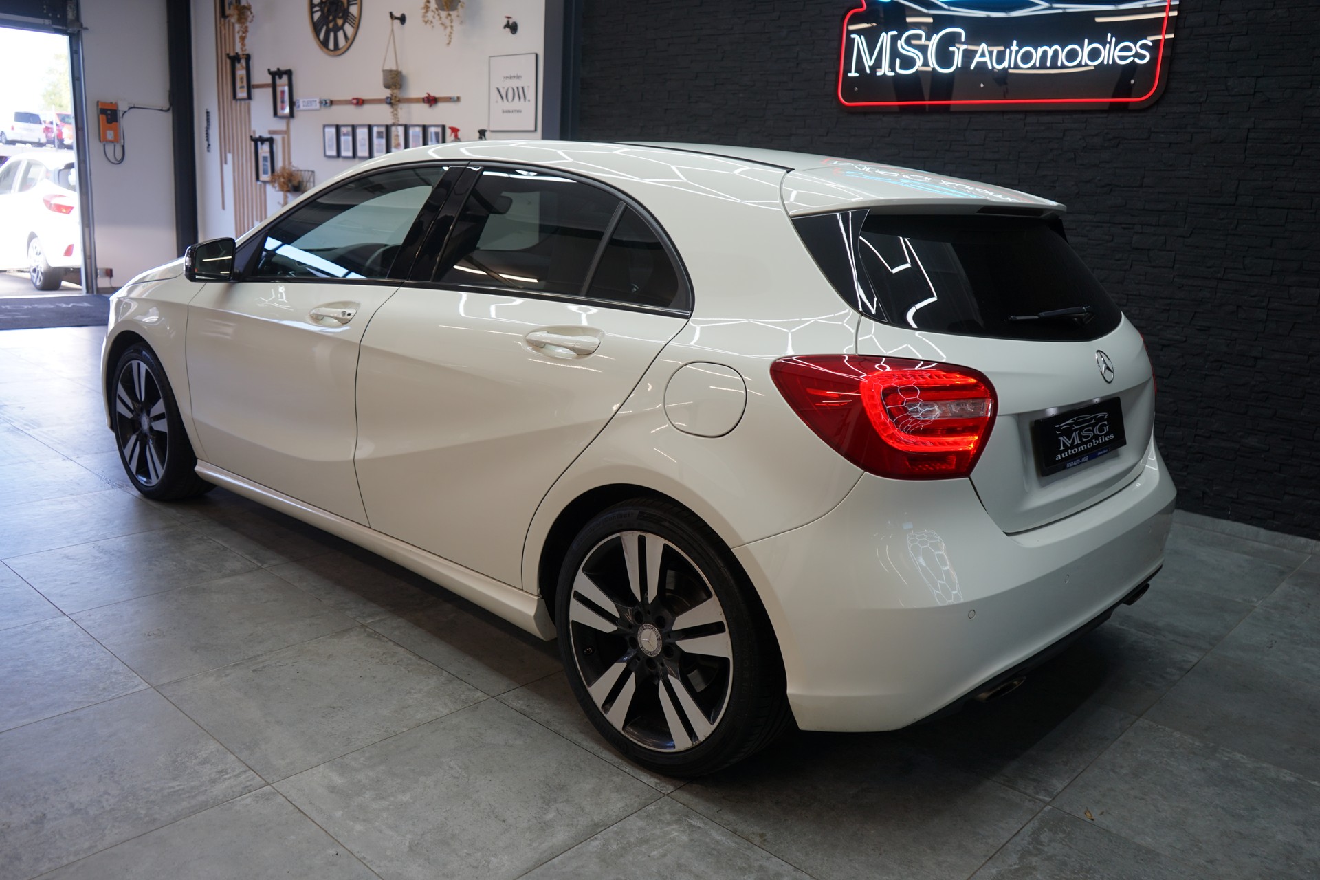 MERCEDES-BENZ A 250 AMG Line 4Matic 7G-DCT-image-2
