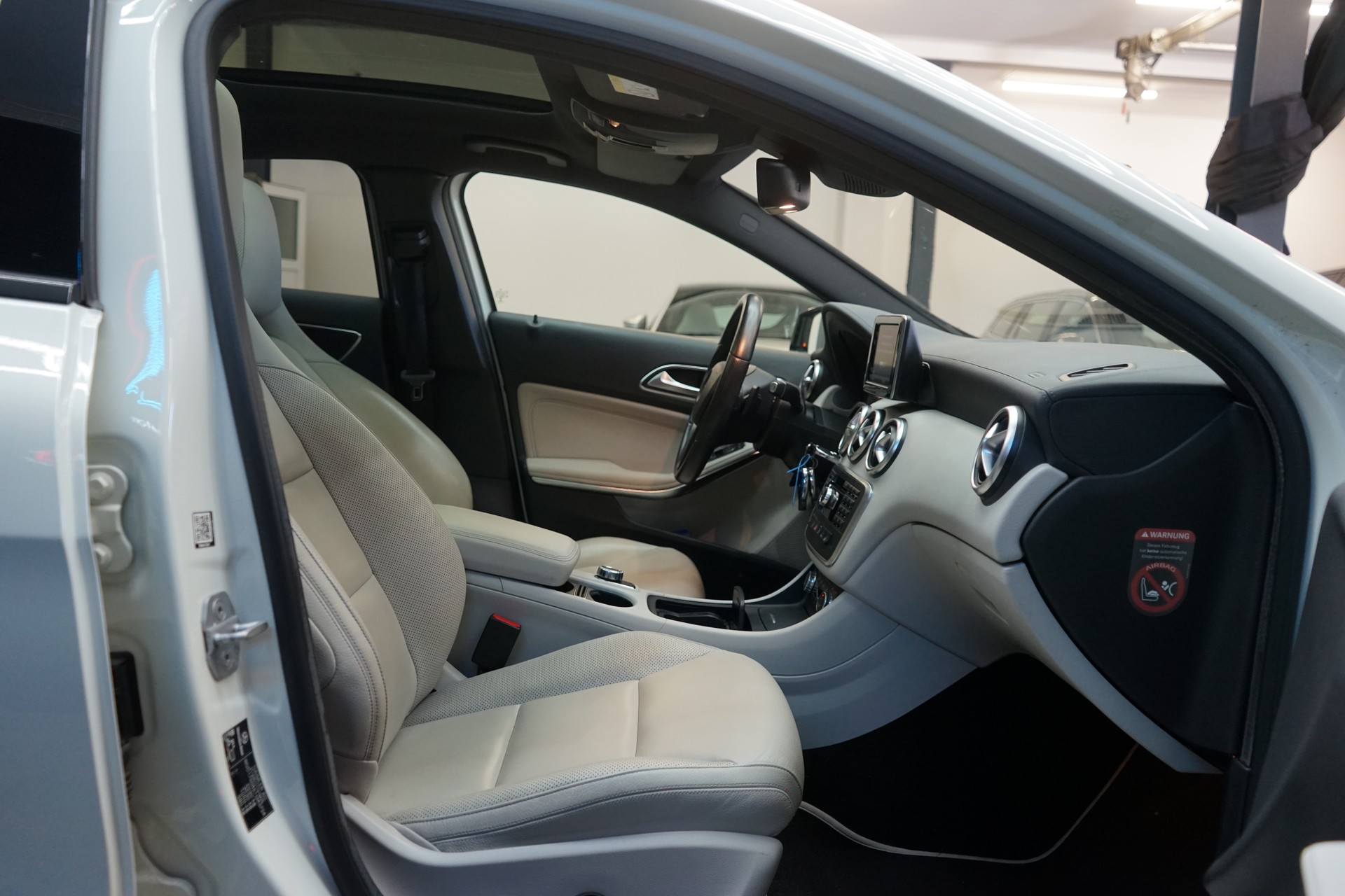 MERCEDES-BENZ A 250 AMG Line 4Matic 7G-DCT-image-4