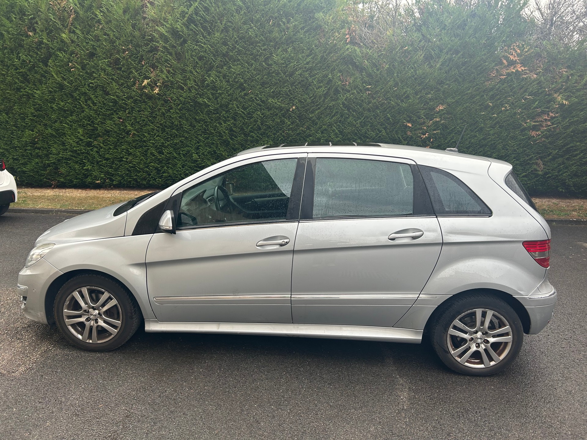 MERCEDES-BENZ B 200-image-0