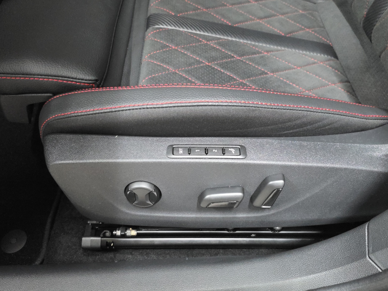 SKODA Octavia Combi 2.0 TSI DSG RS 30 Years Edition-image-14