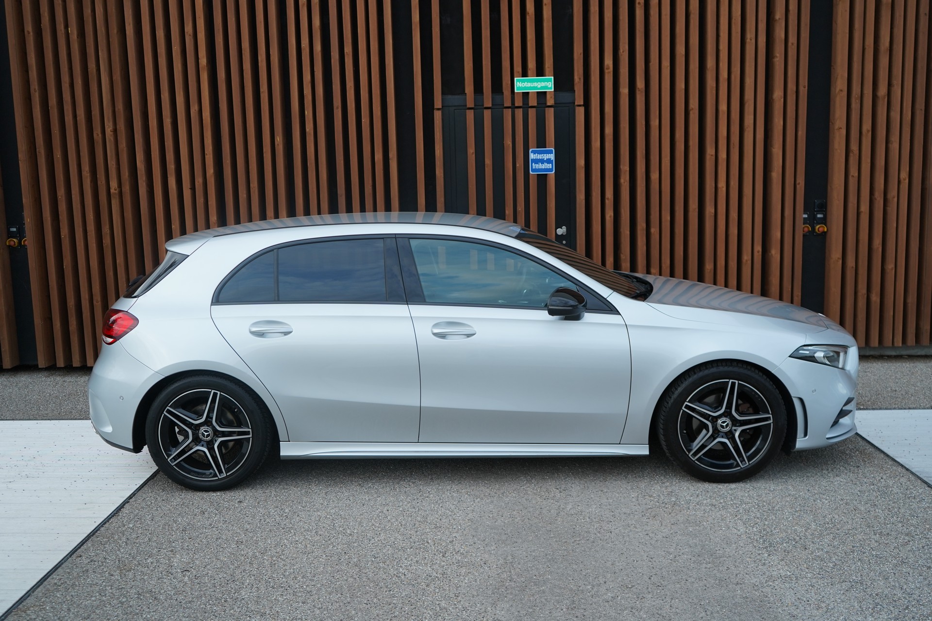 MERCEDES-BENZ A 200 AMG LINE NIGHT 7G-DCT l 163 PS-image-4