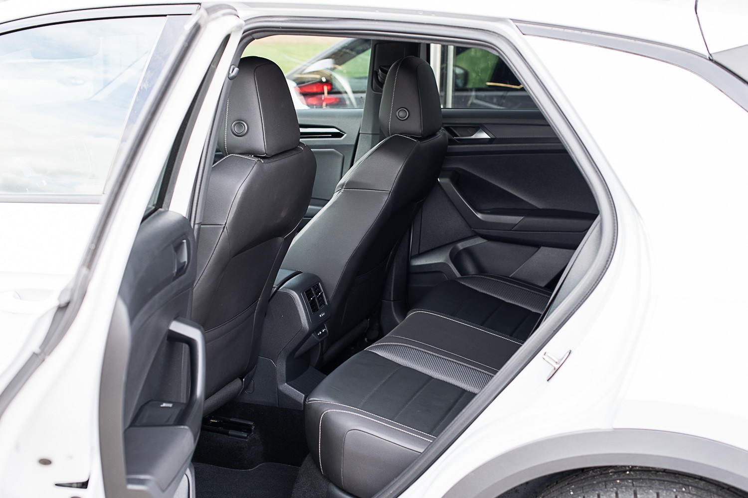 VW T-Roc 2.0 TSI R 4M-image-9