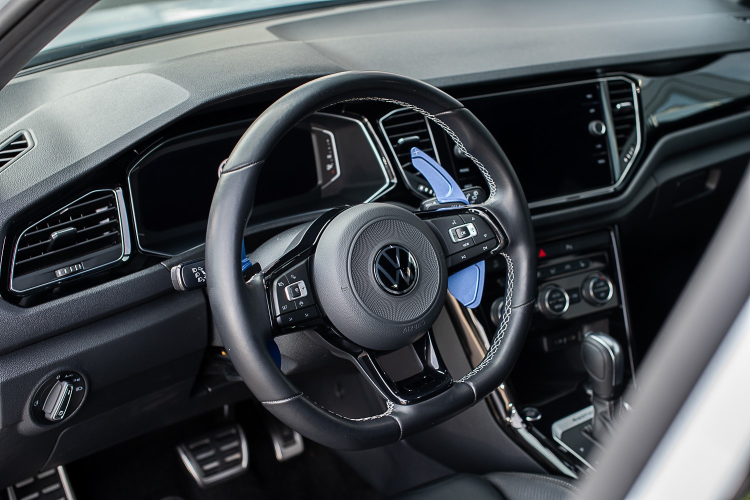 VW T-Roc 2.0 TSI R 4M-image-5